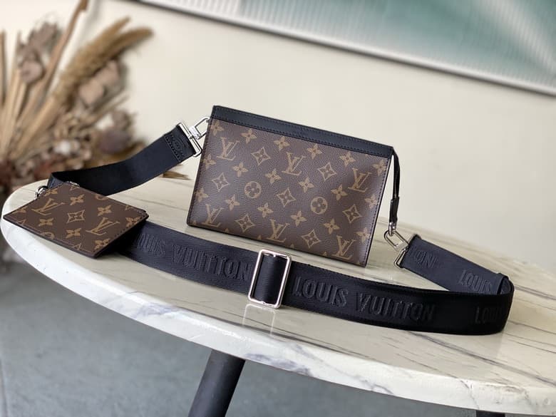 L X V Messenger Bags/Shoulder bag 22x14.5x4.5cm