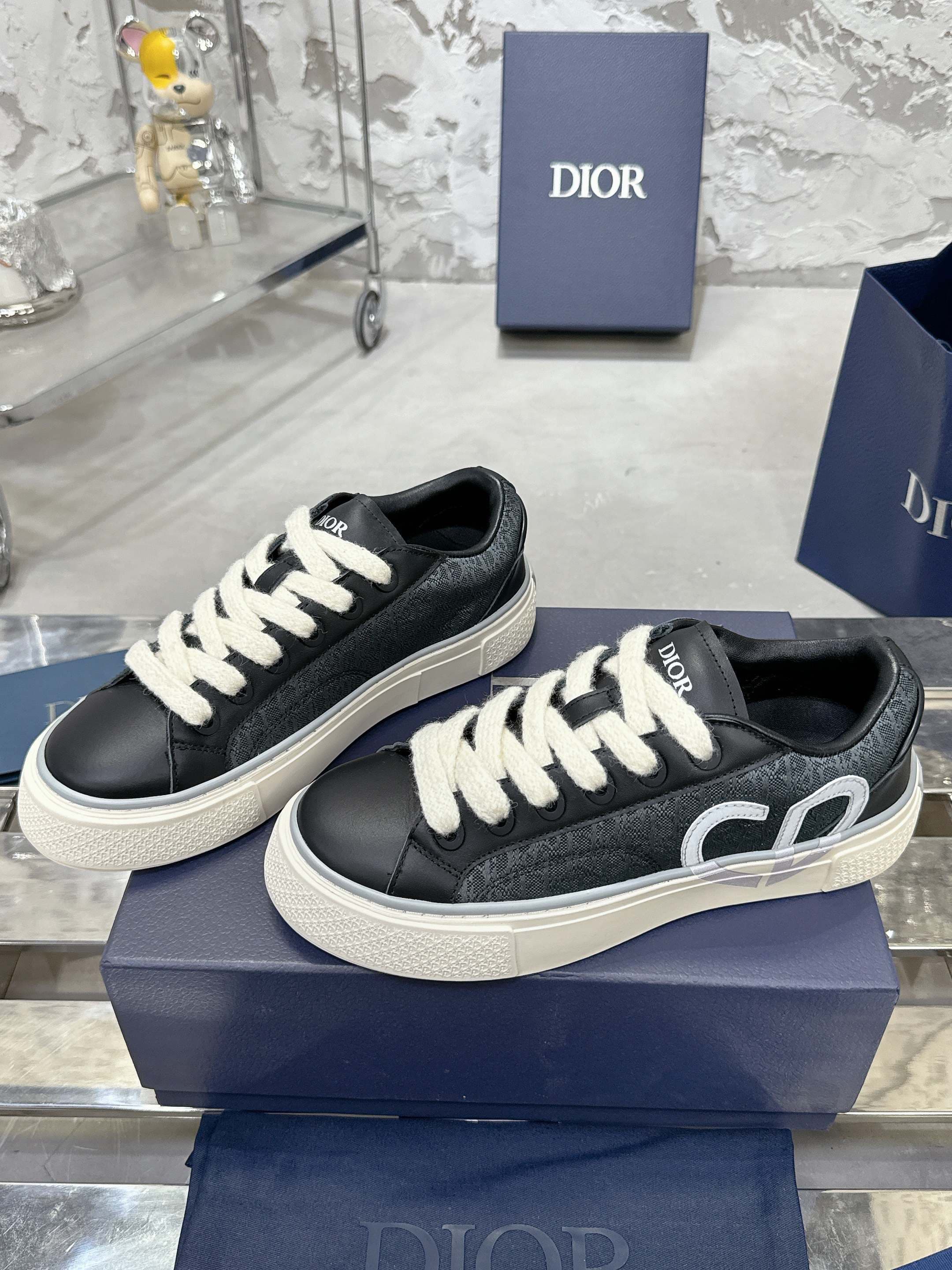DR New B33 Sneaker