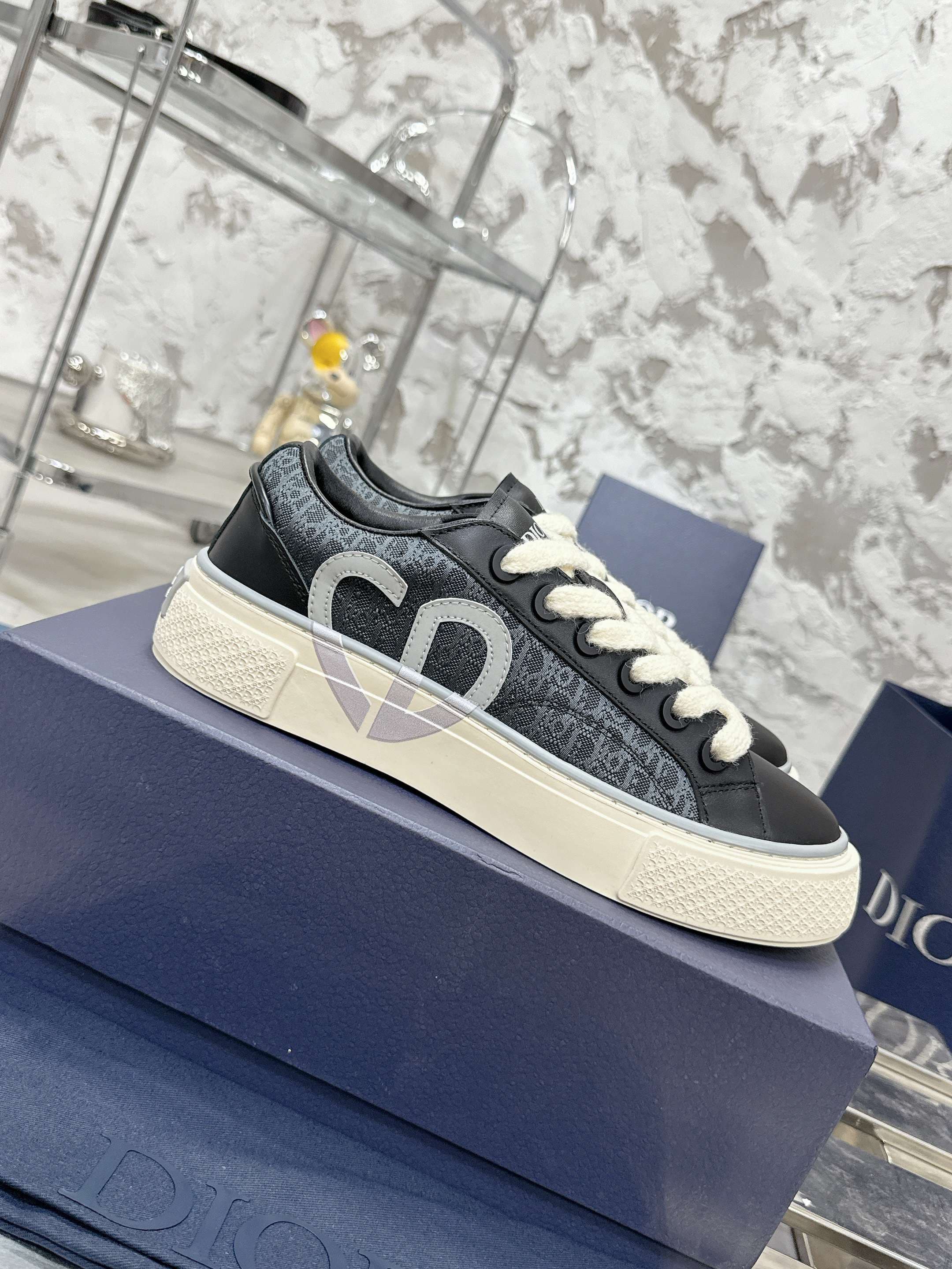 DR New B33 Sneaker