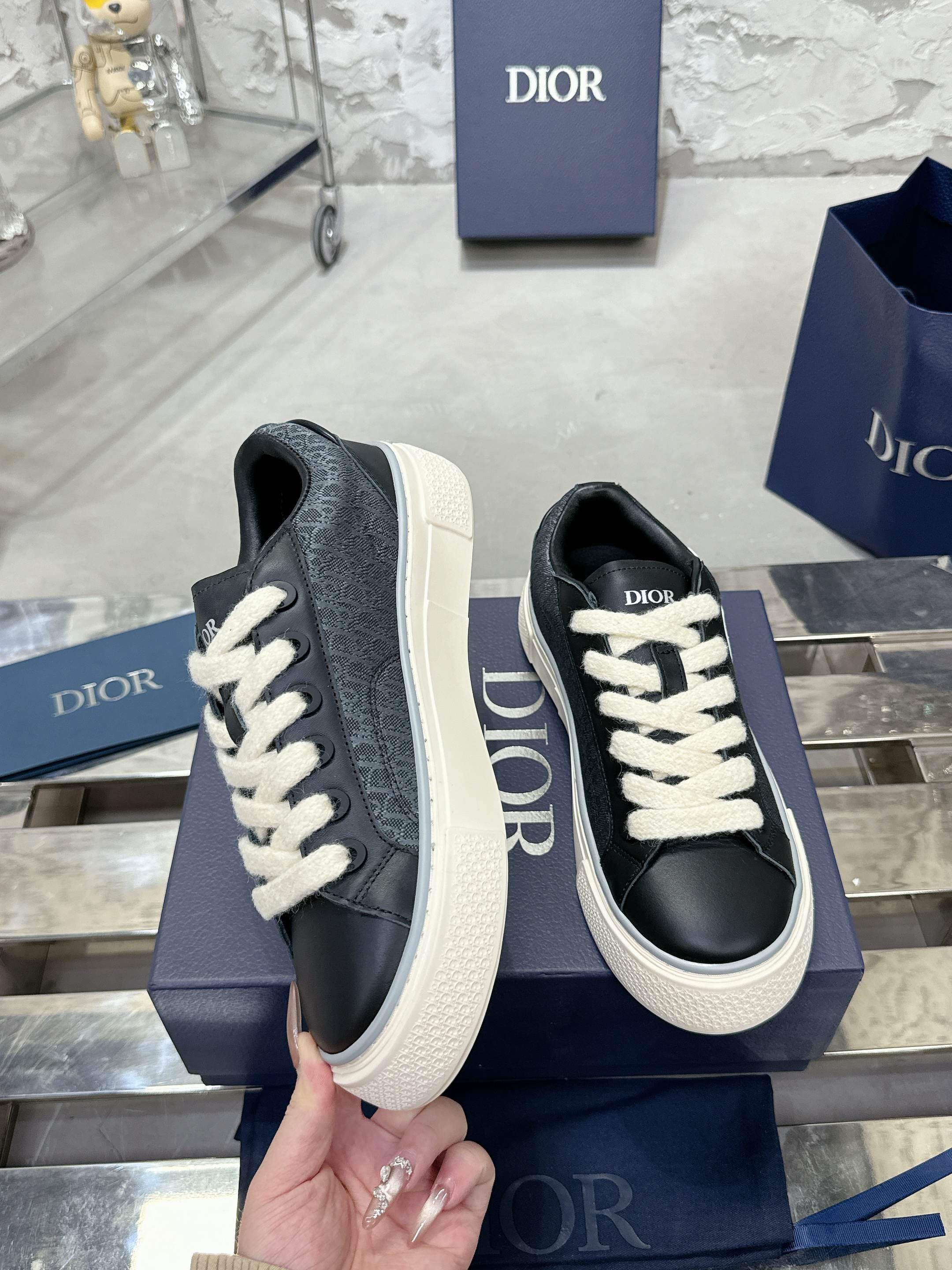 DR New B33 Sneaker