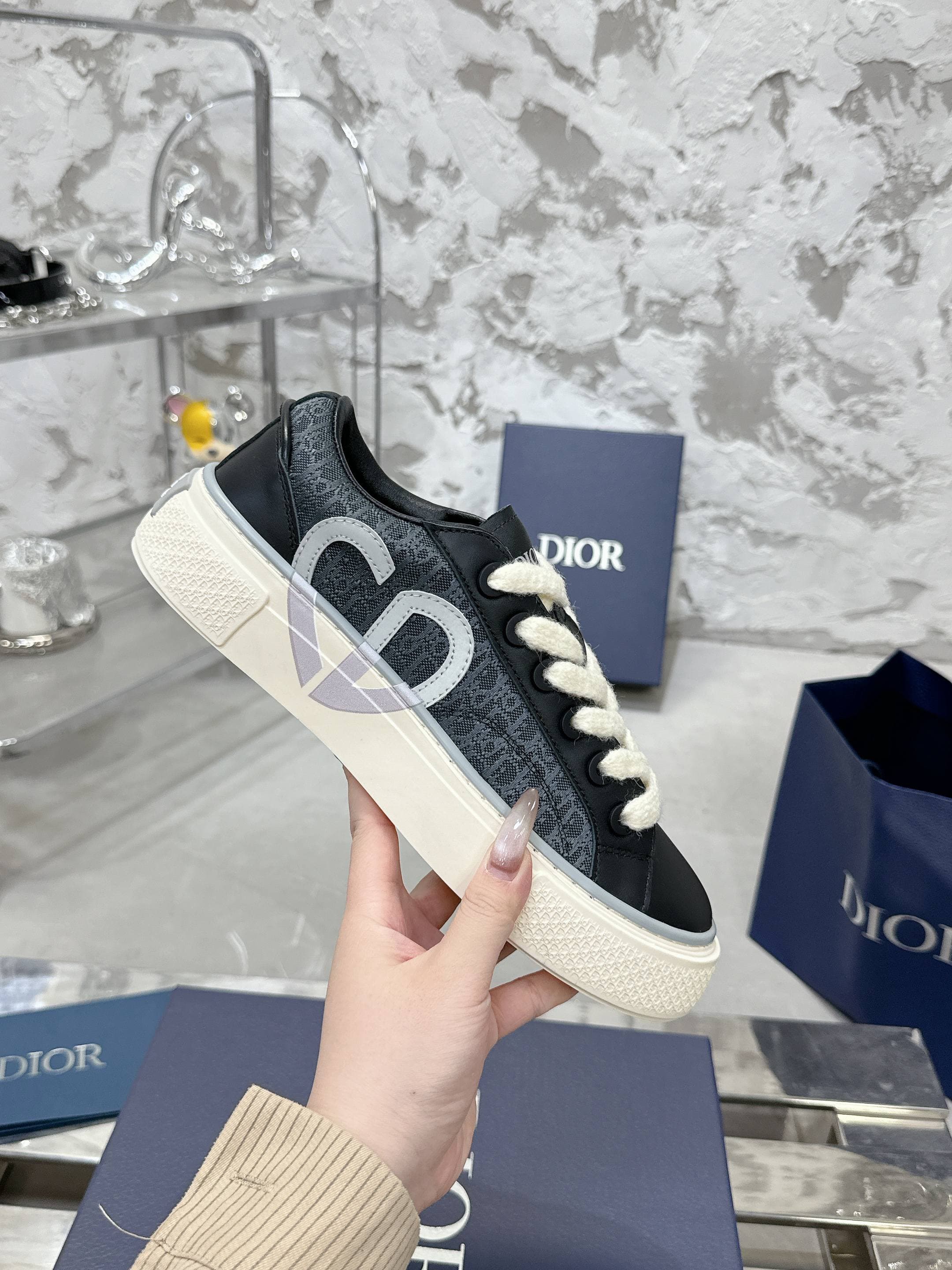 DR New B33 Sneaker