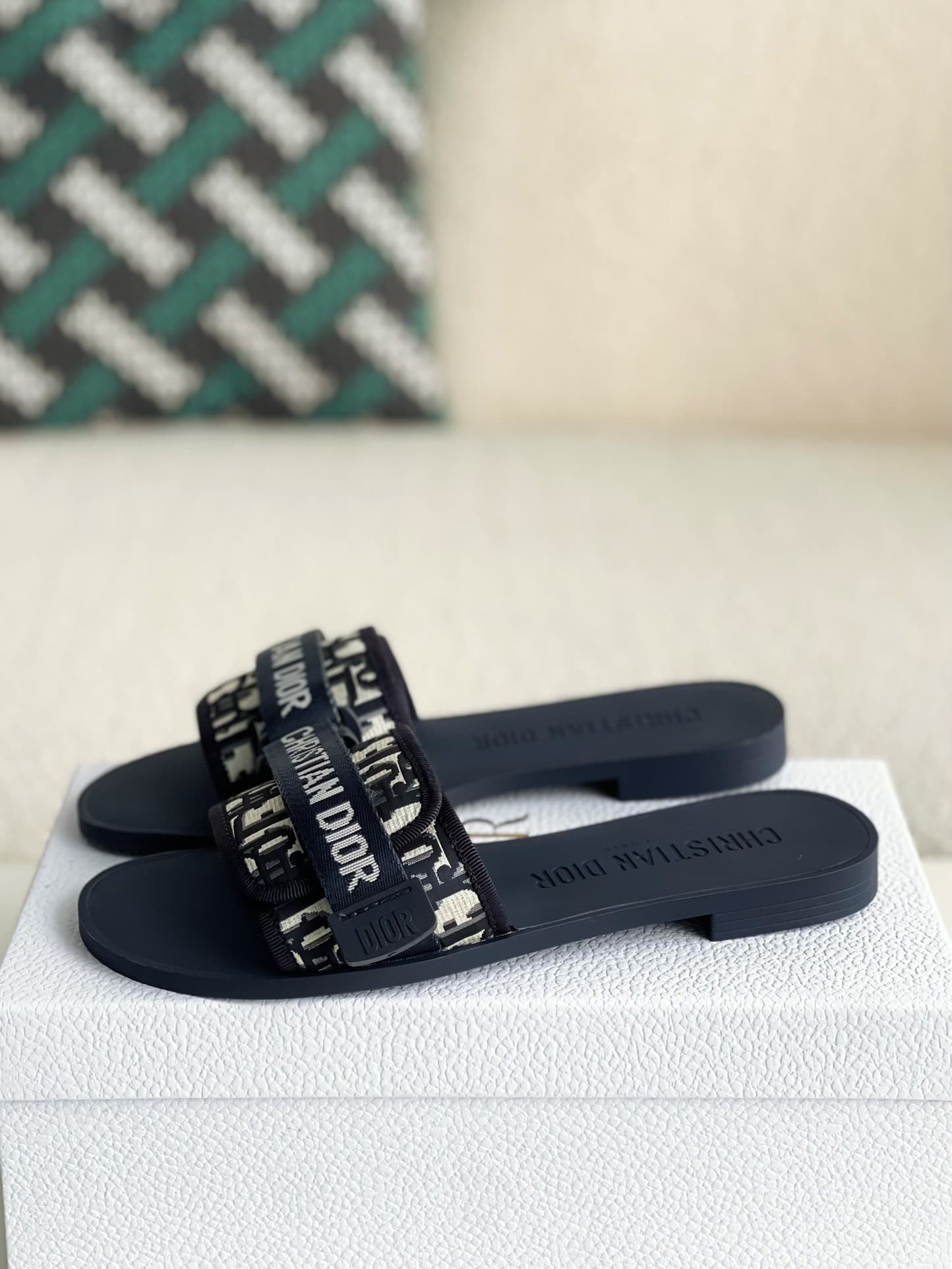 DR women's slippers