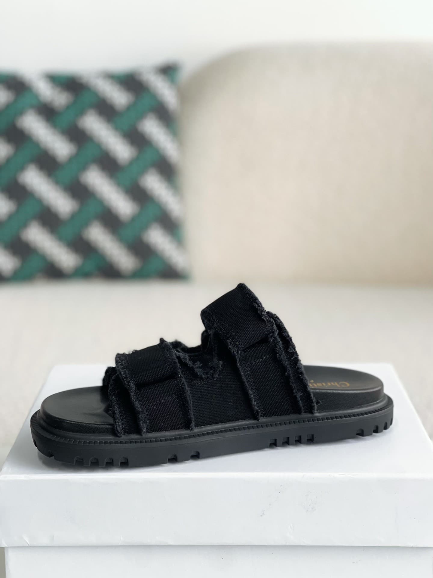 DR A word sandal