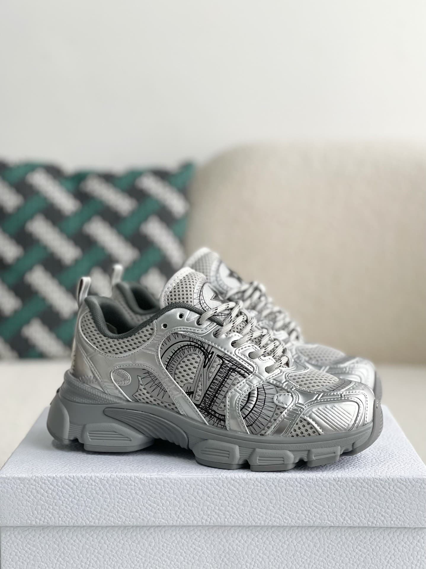 DR Running Sneakers