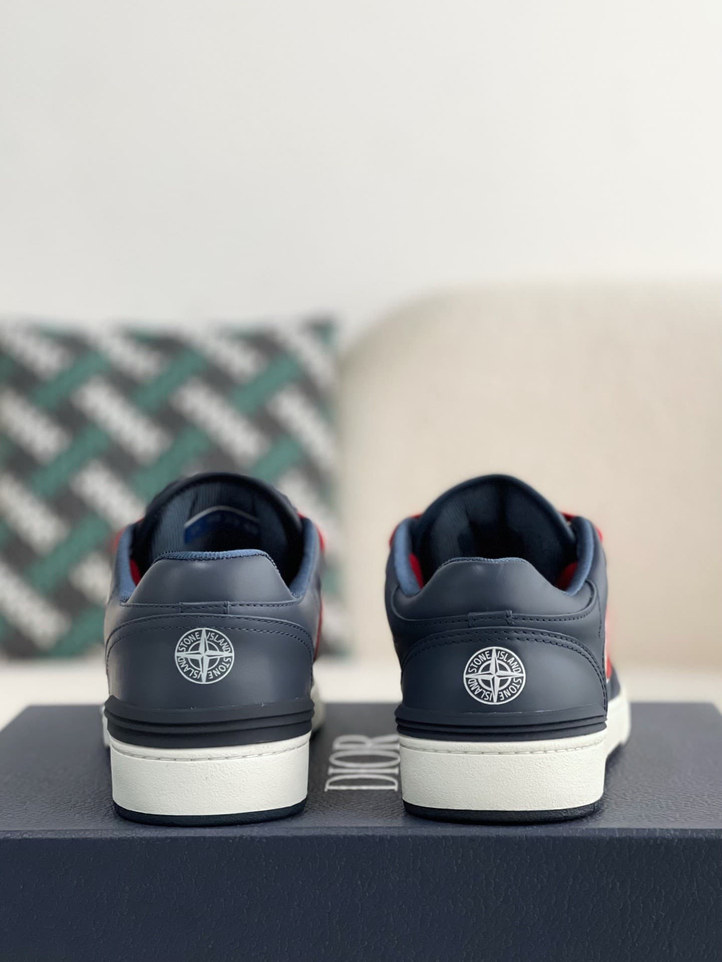 DR B57 Sneakers