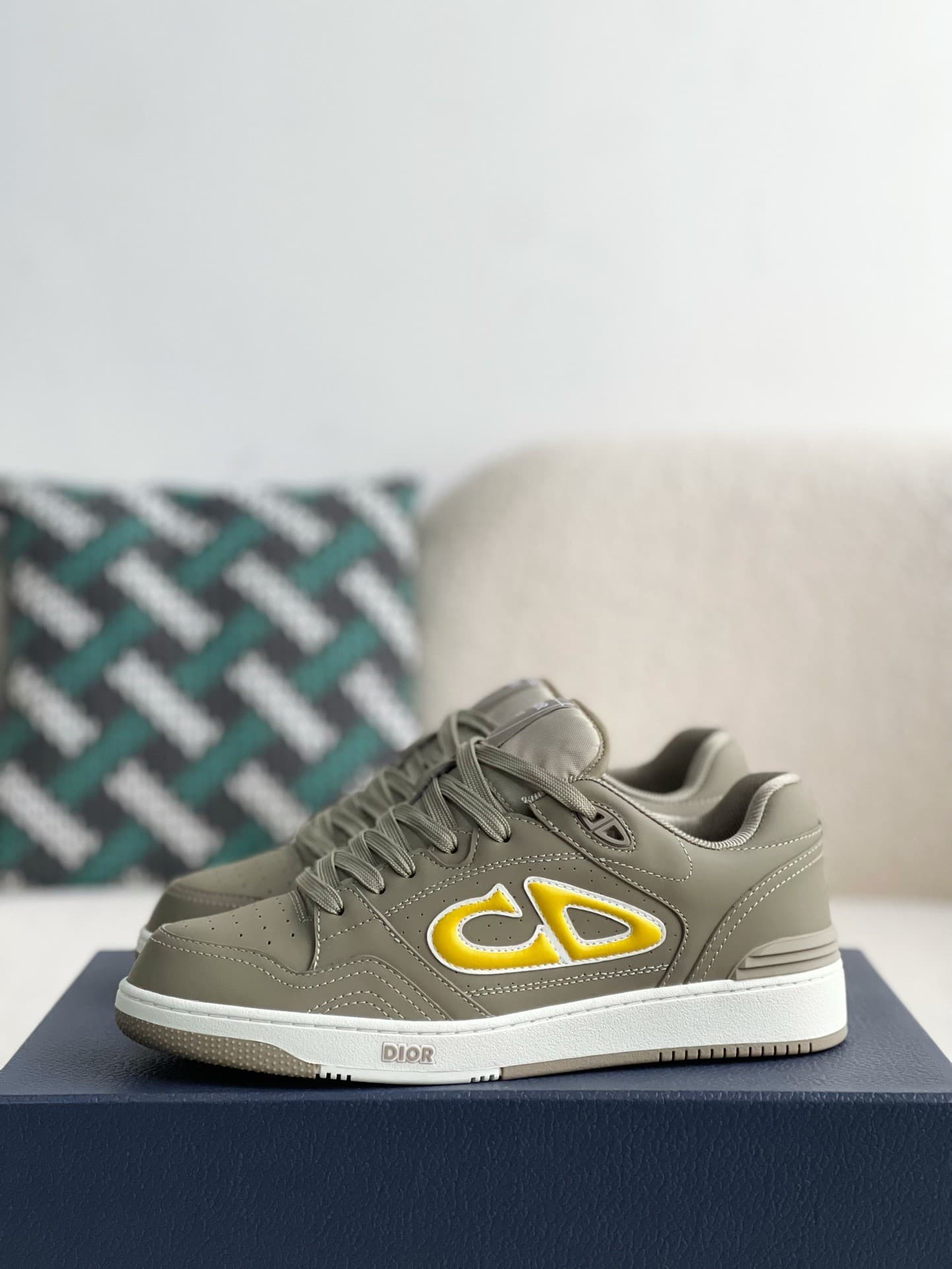 DR B57 Sneakers