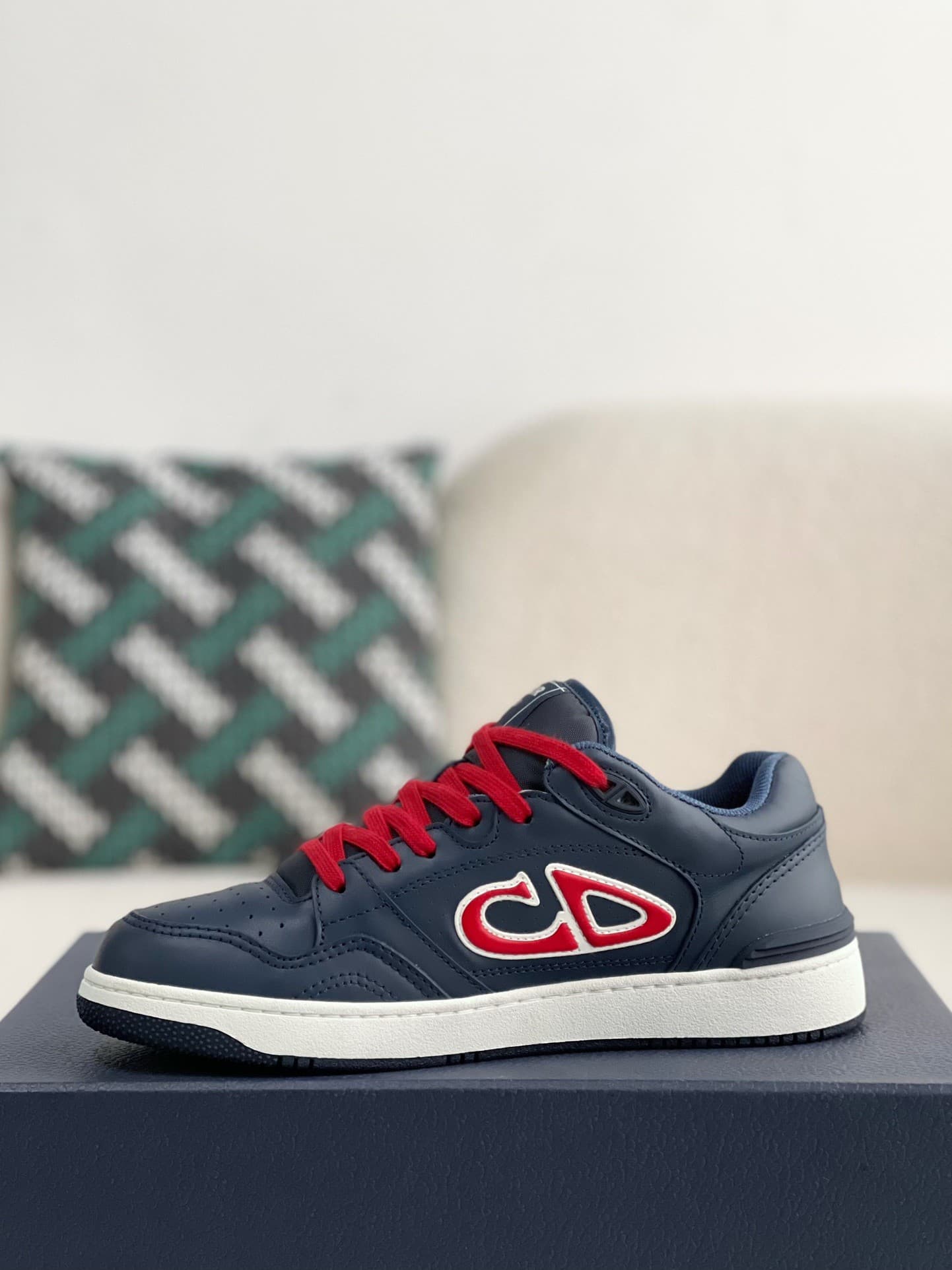 DR B57 Sneakers