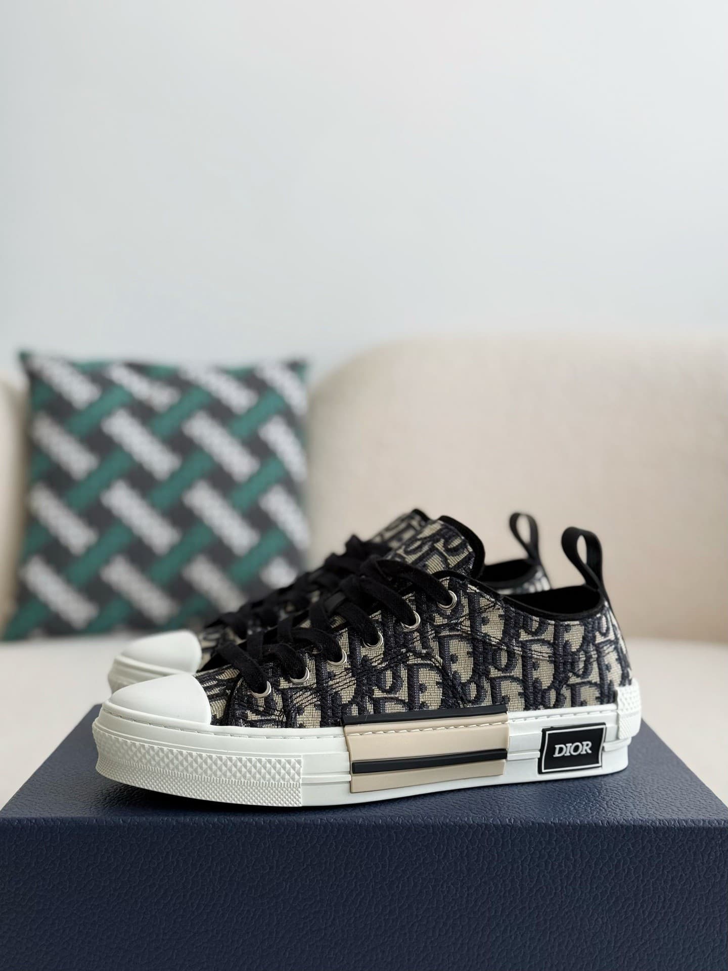 DR B23 logo print low top sneakers