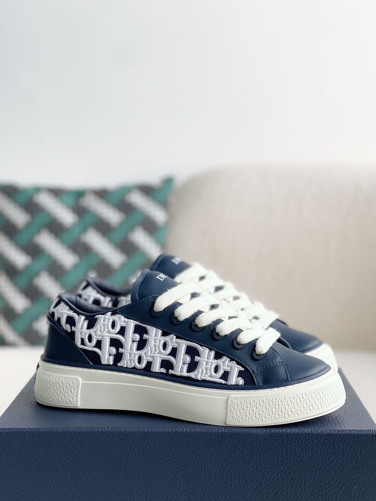 DR New B33 Sneaker