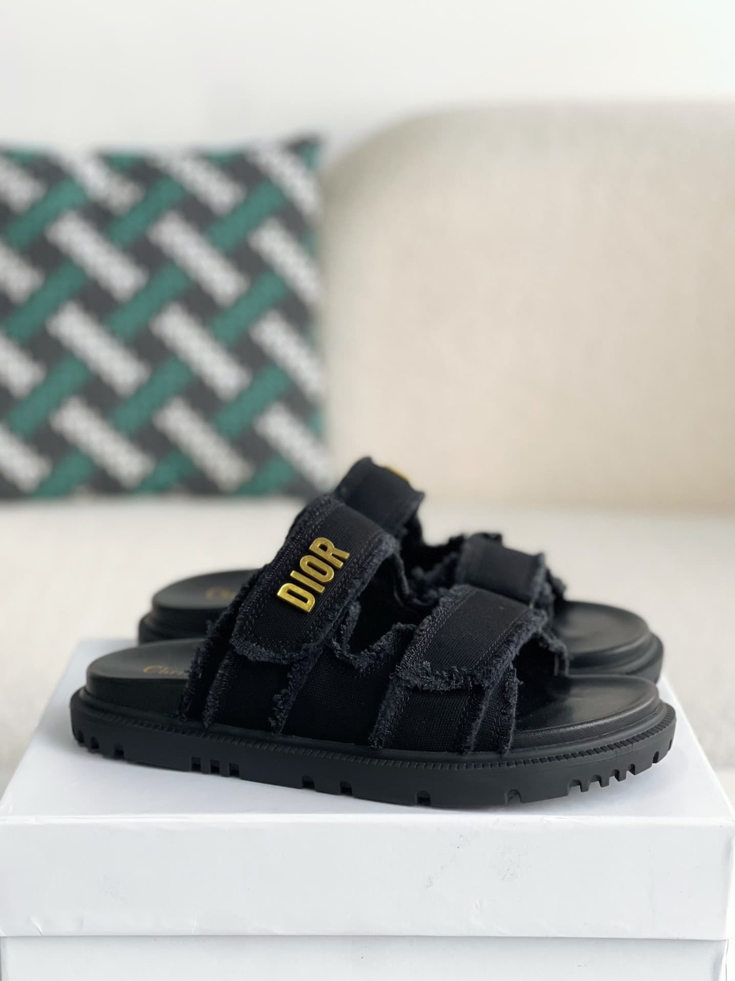 DR A word sandal