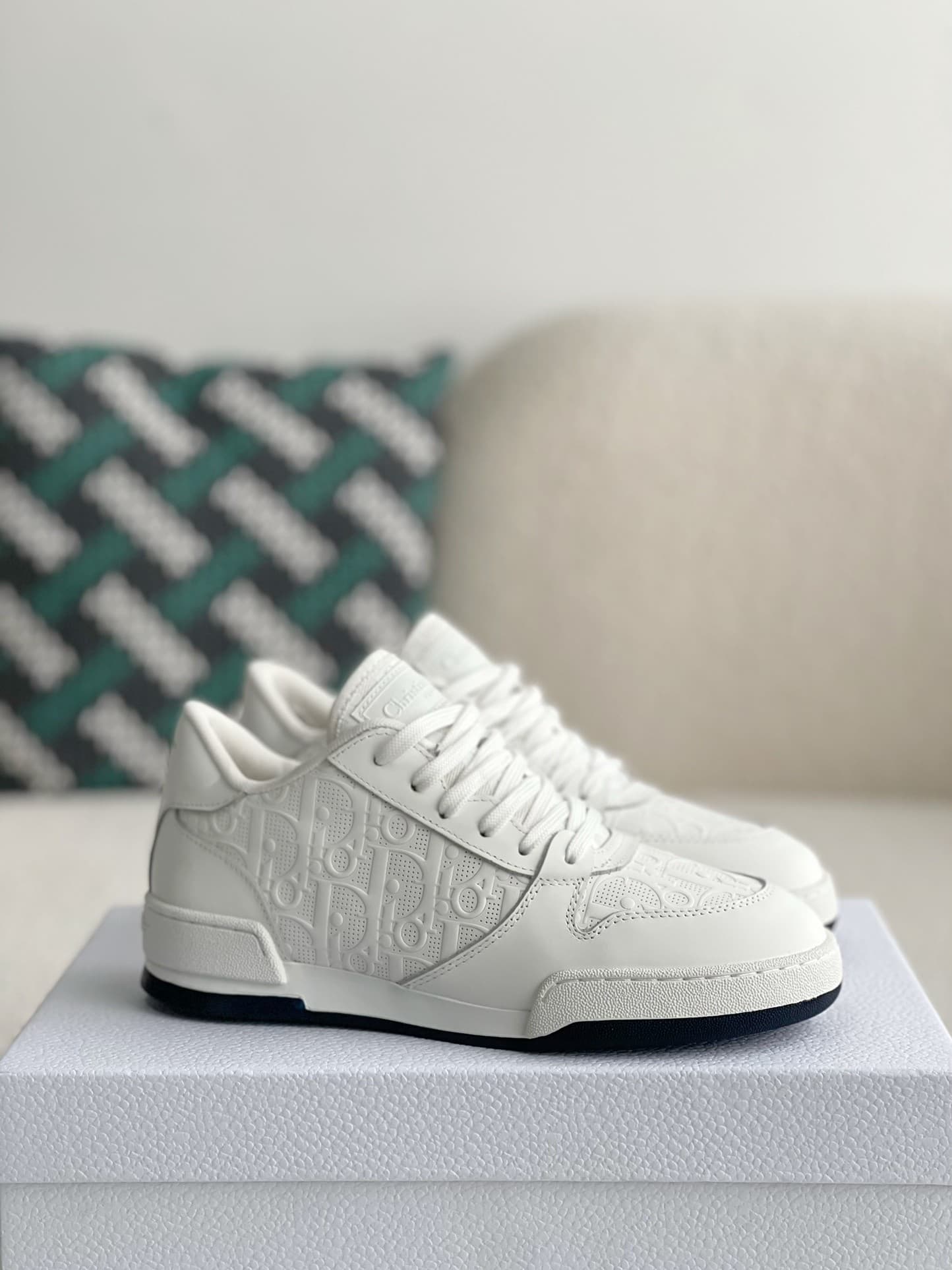 DR Sneakers
