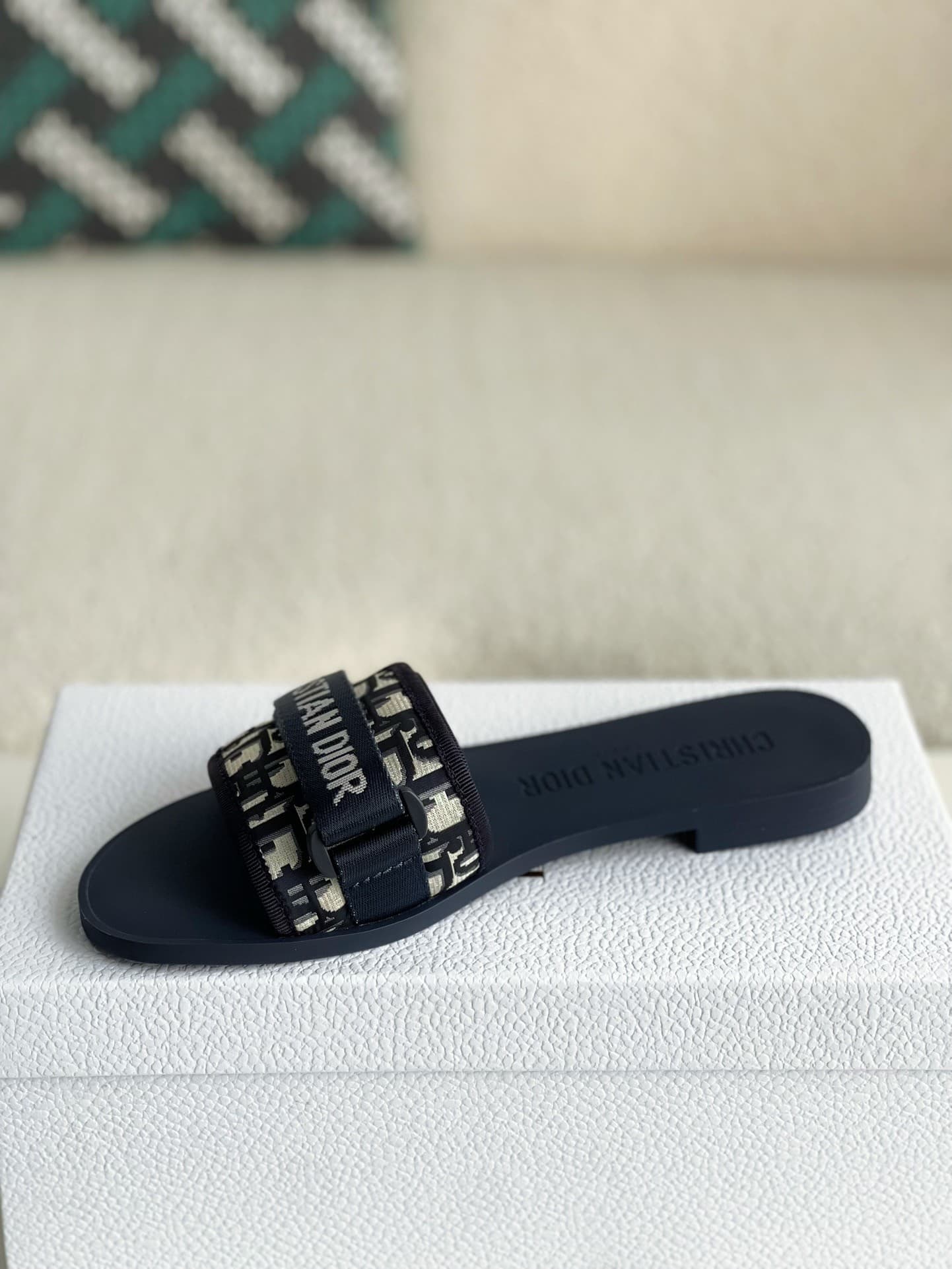 DR women's slippers