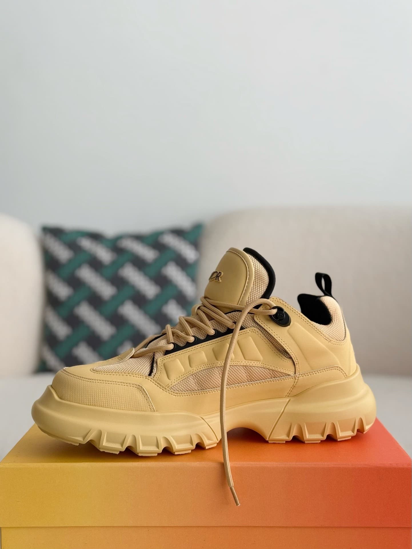 DR AND LEWIS HAMIL TON SNEAKER