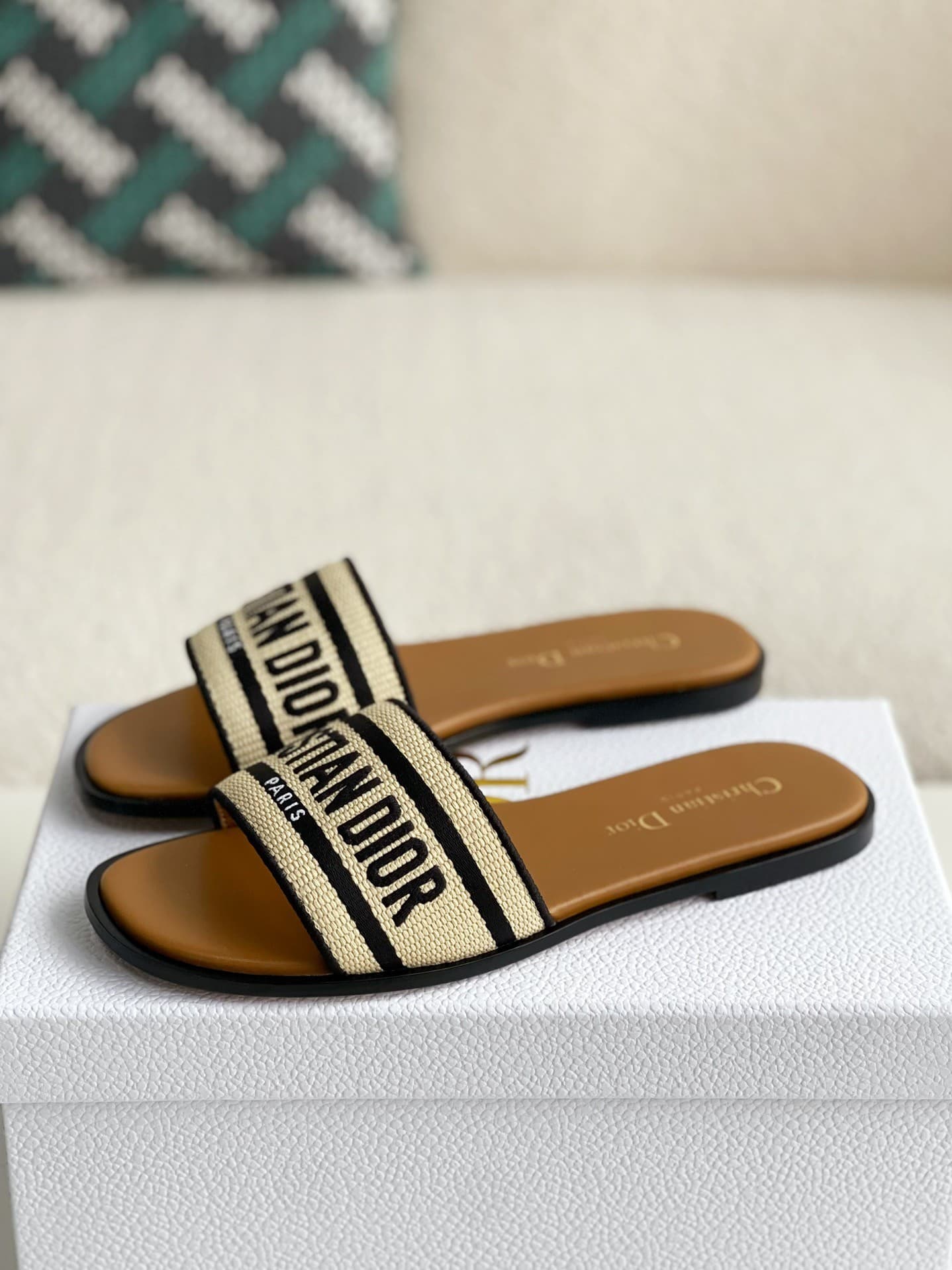 DR women's slippers