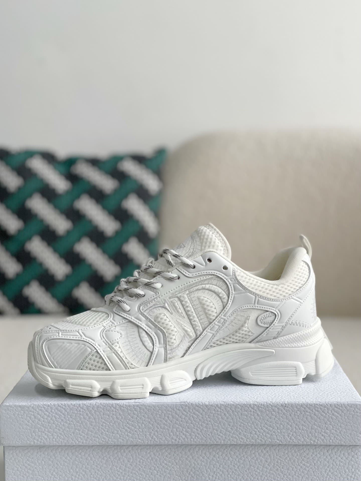 DR Running Sneakers