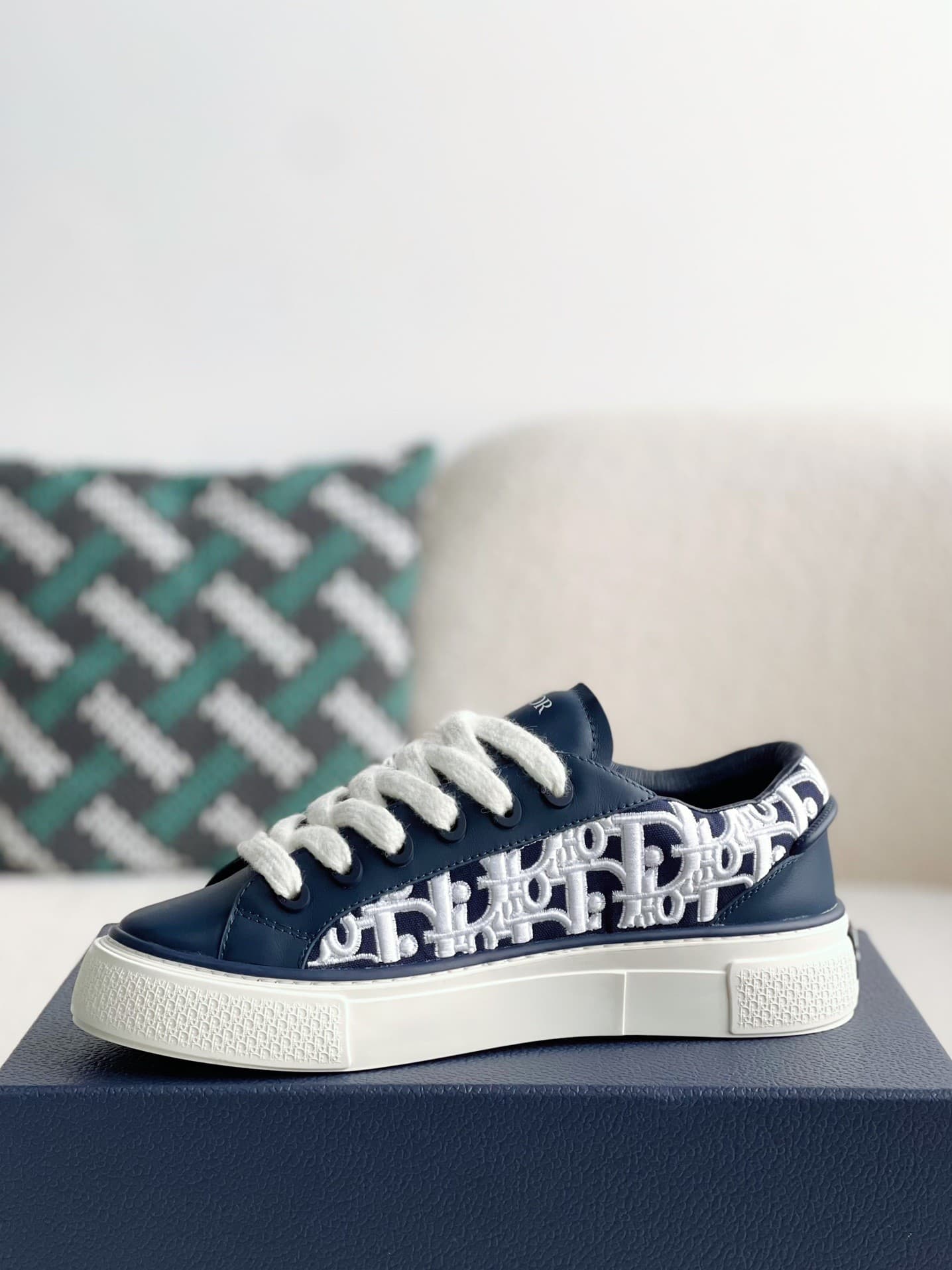 DR New B33 Sneaker