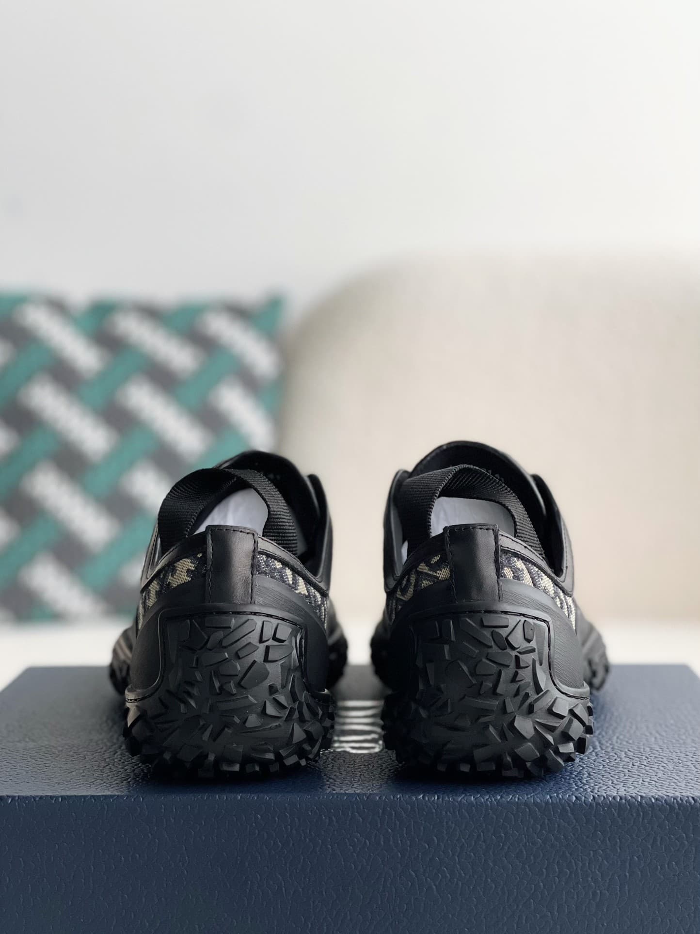 DR B28 low-top sneakers