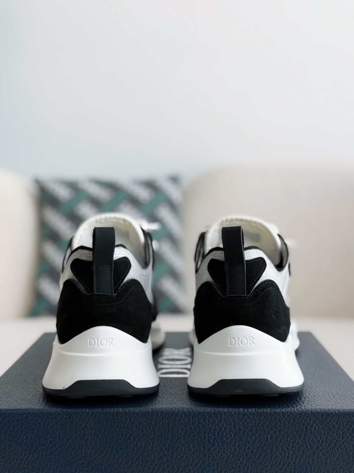 DR B25 Sneakers