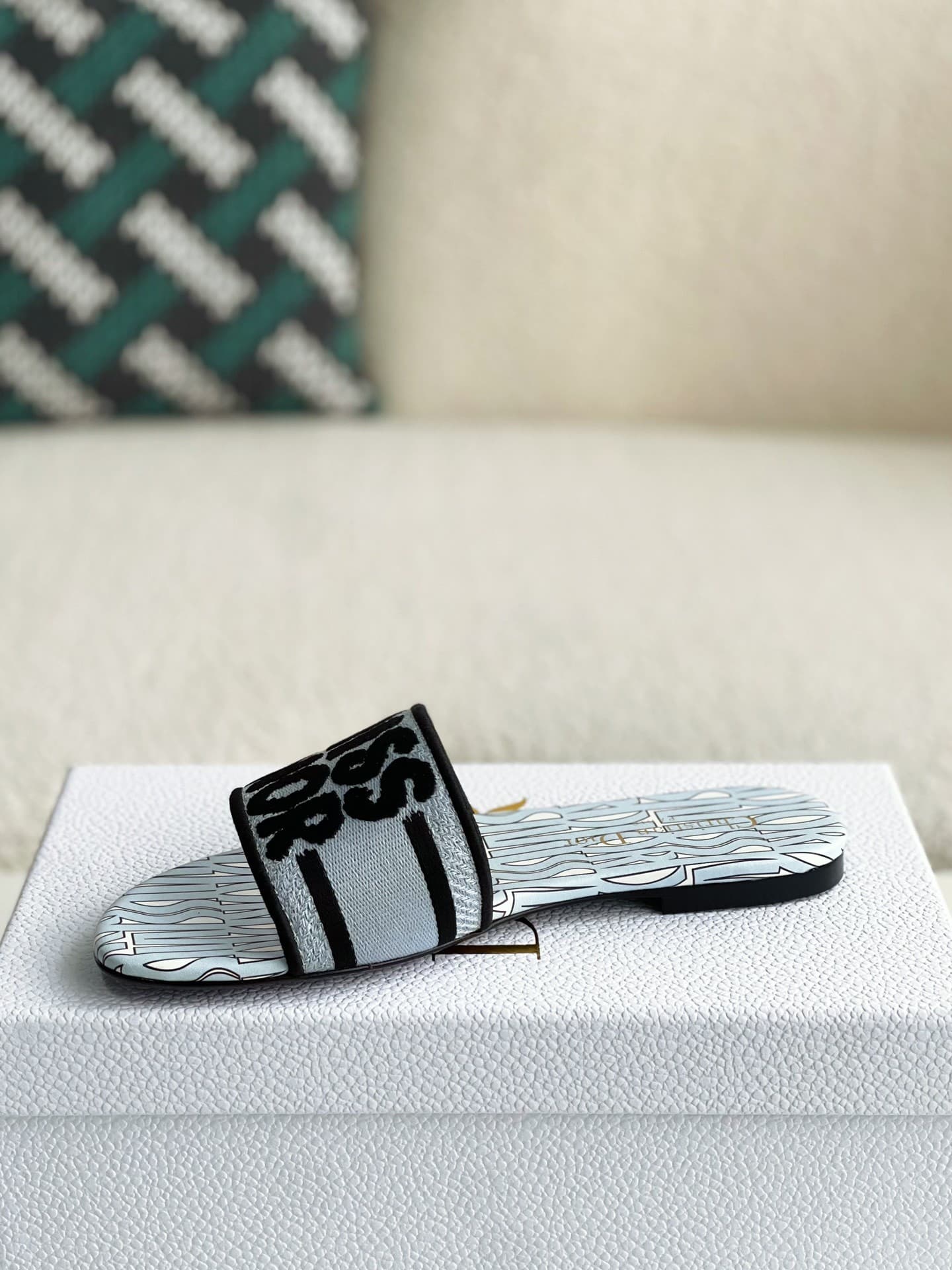 DR women's slippers