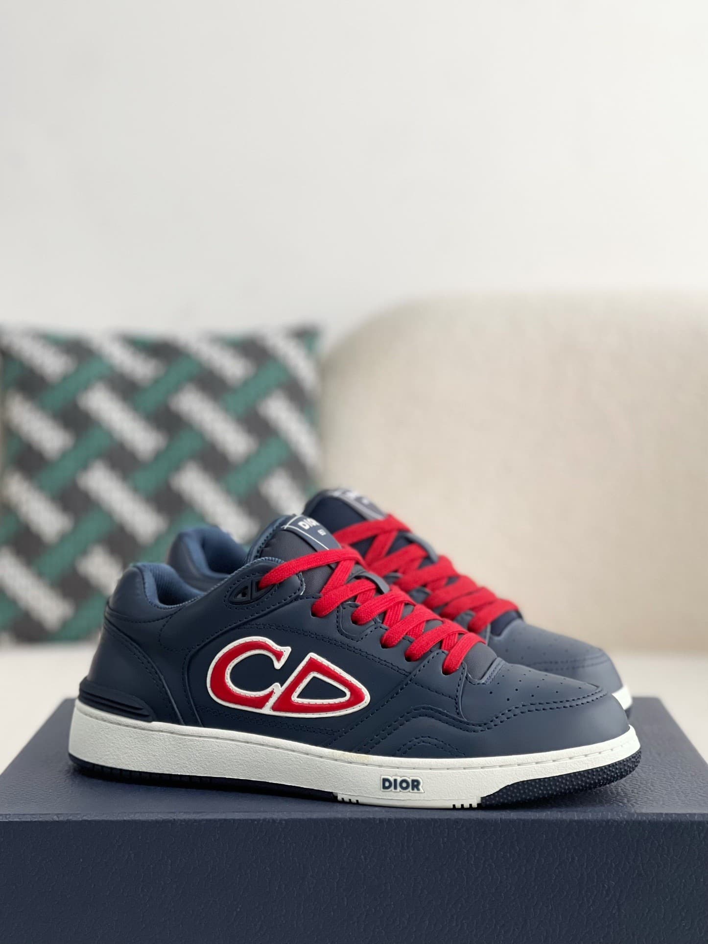 DR B57 Sneakers