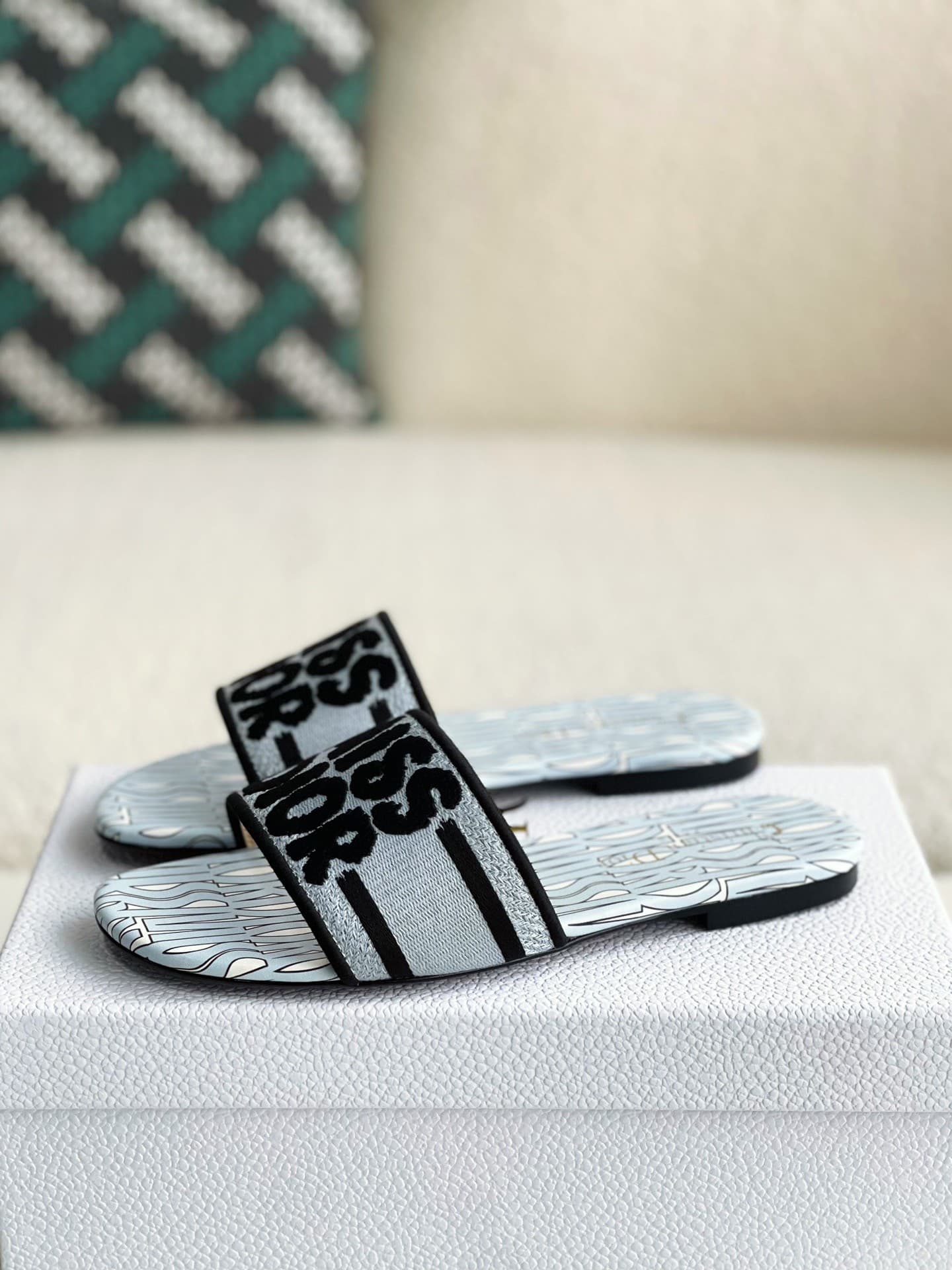 DR women's slippers