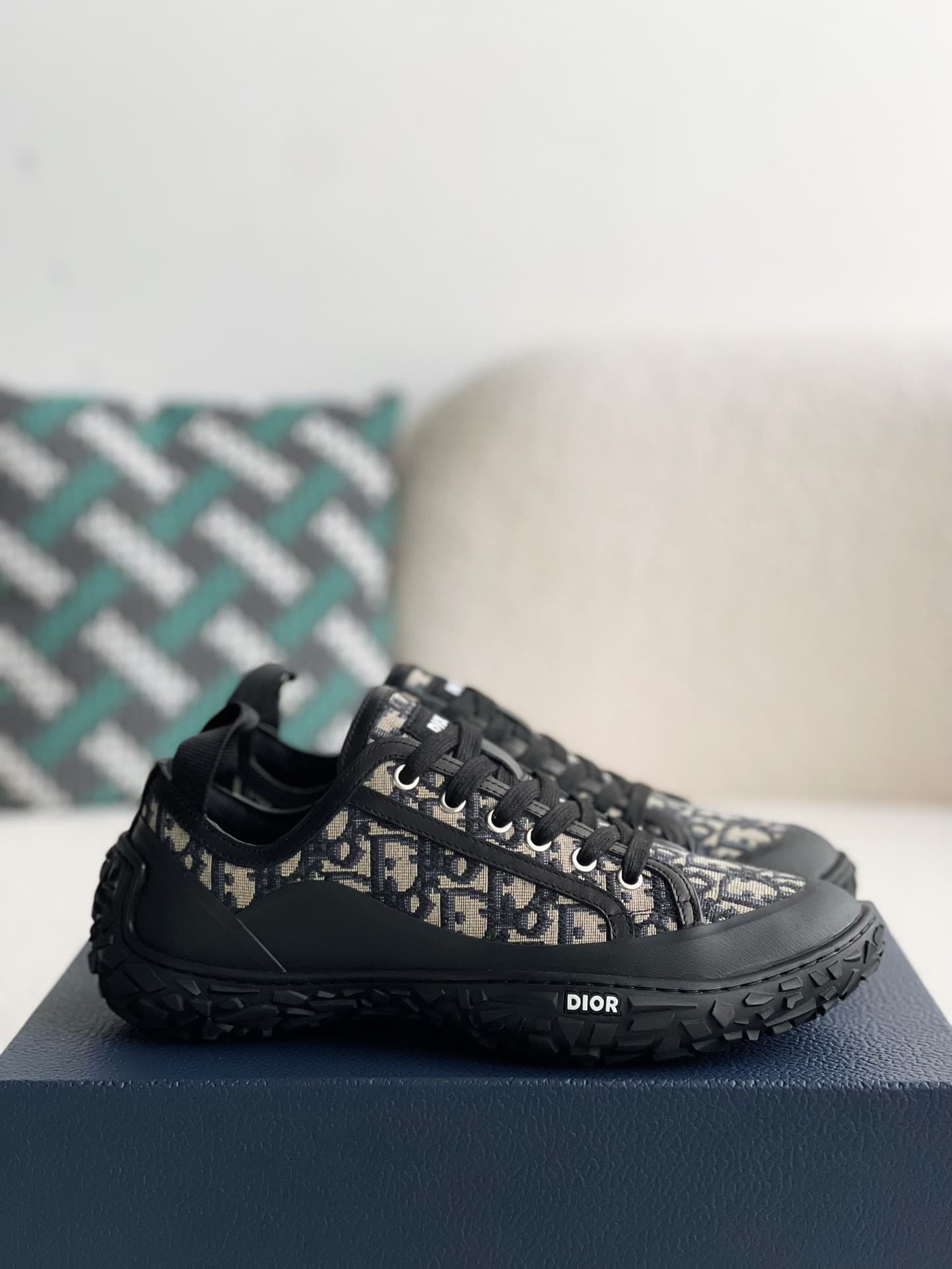 DR B28 low-top sneakers