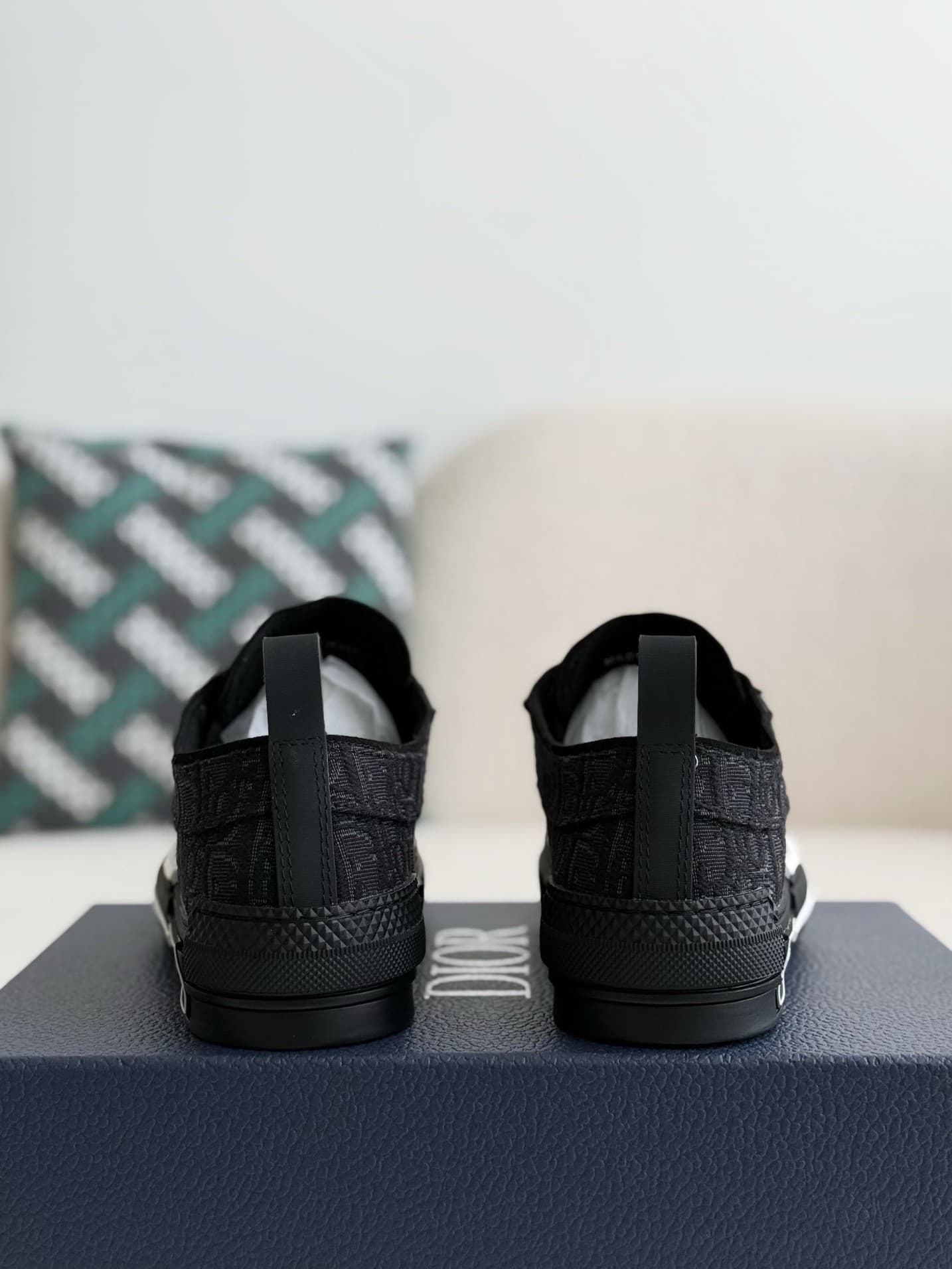DR B23 logo print low top sneakers