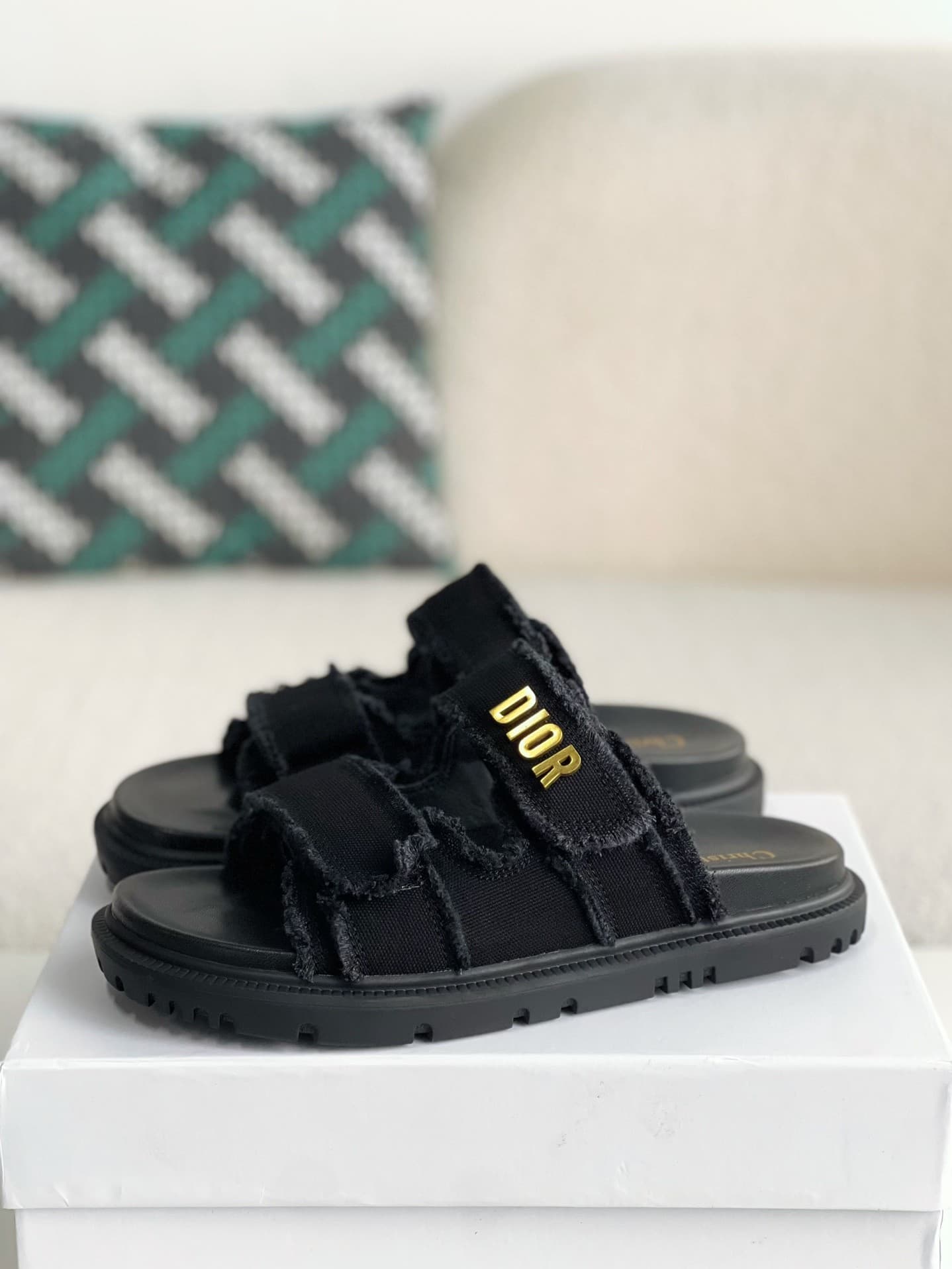 DR A word sandal
