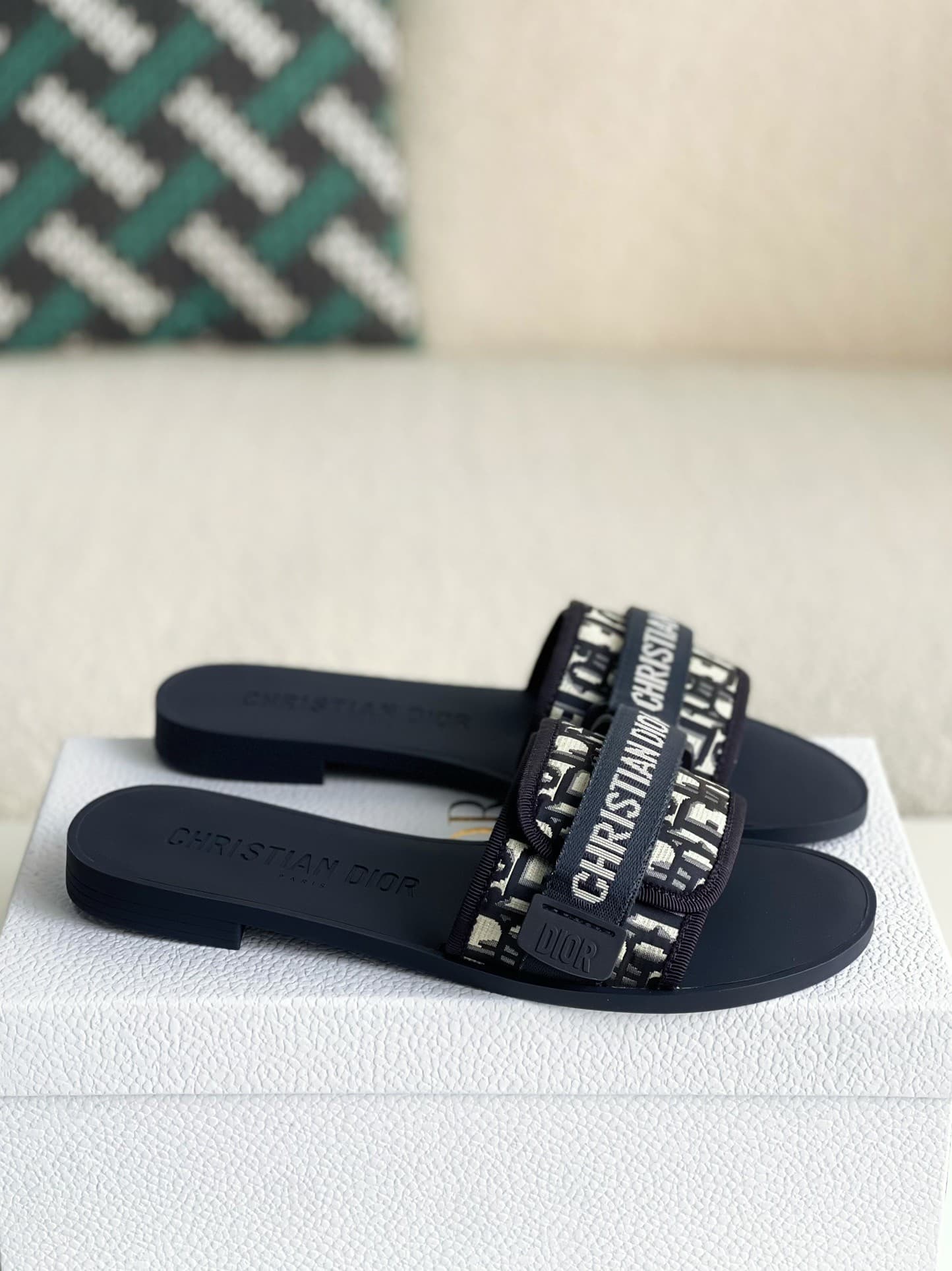 DR women's slippers
