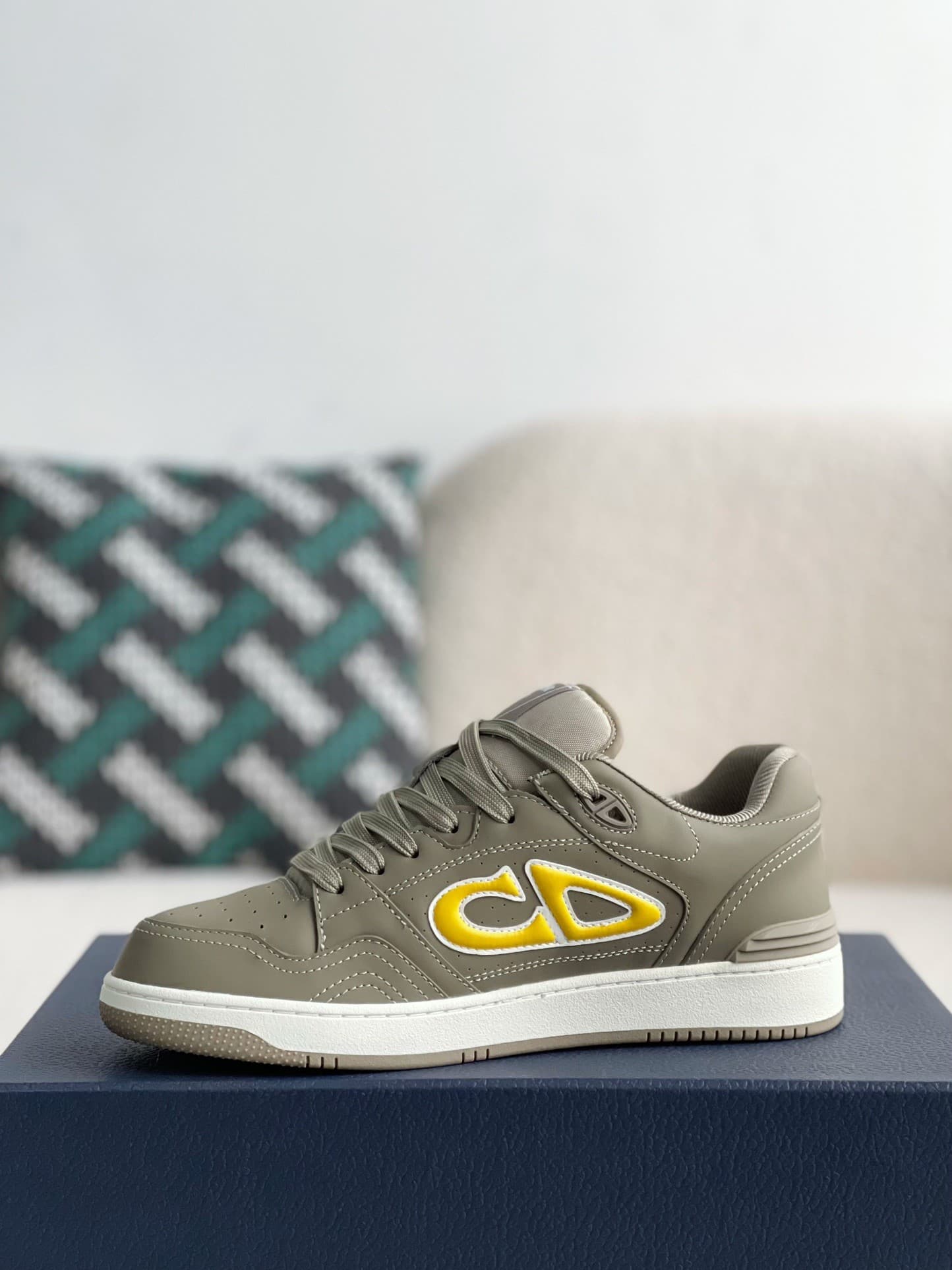 DR B57 Sneakers