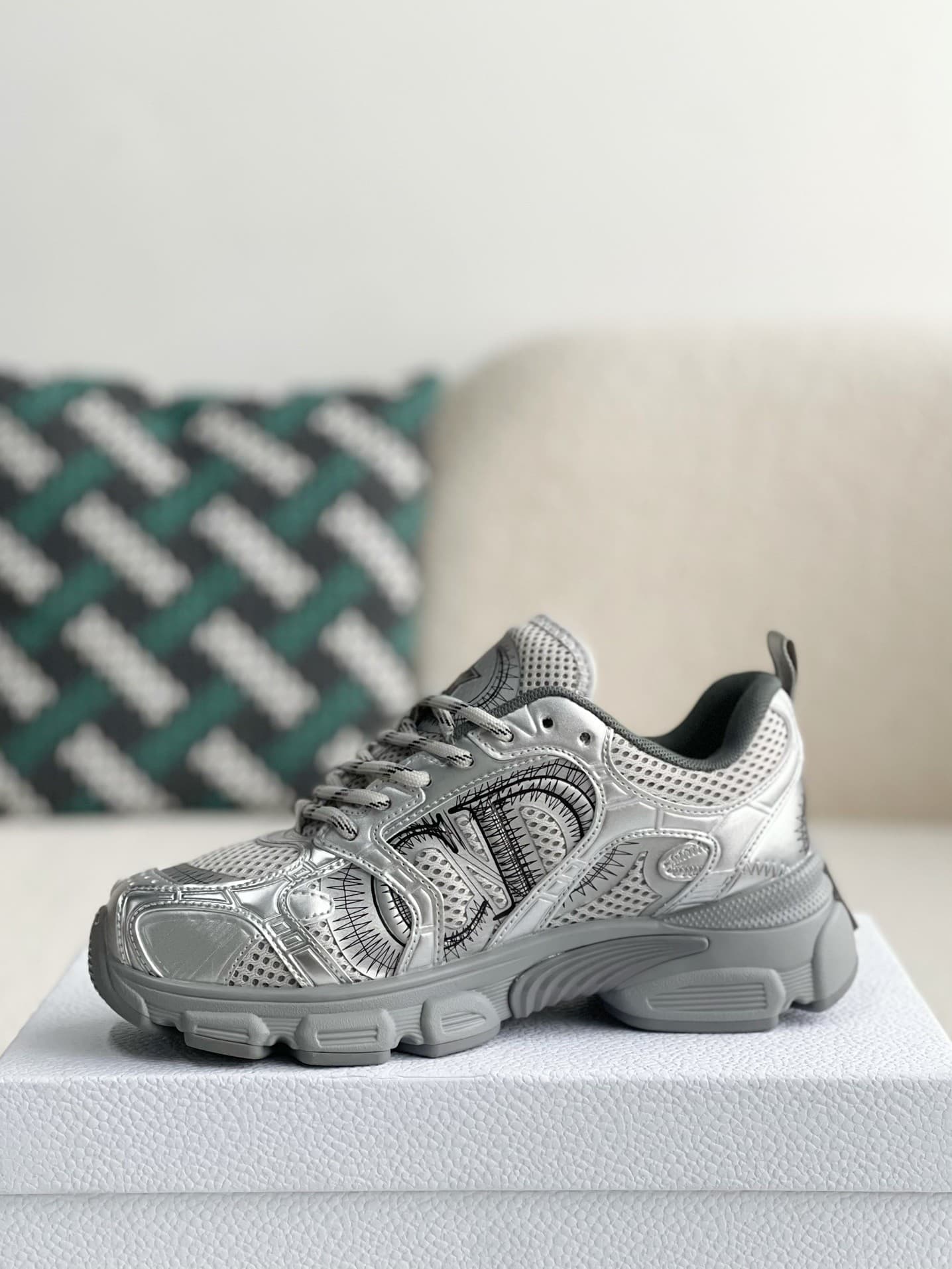 DR Running Sneakers