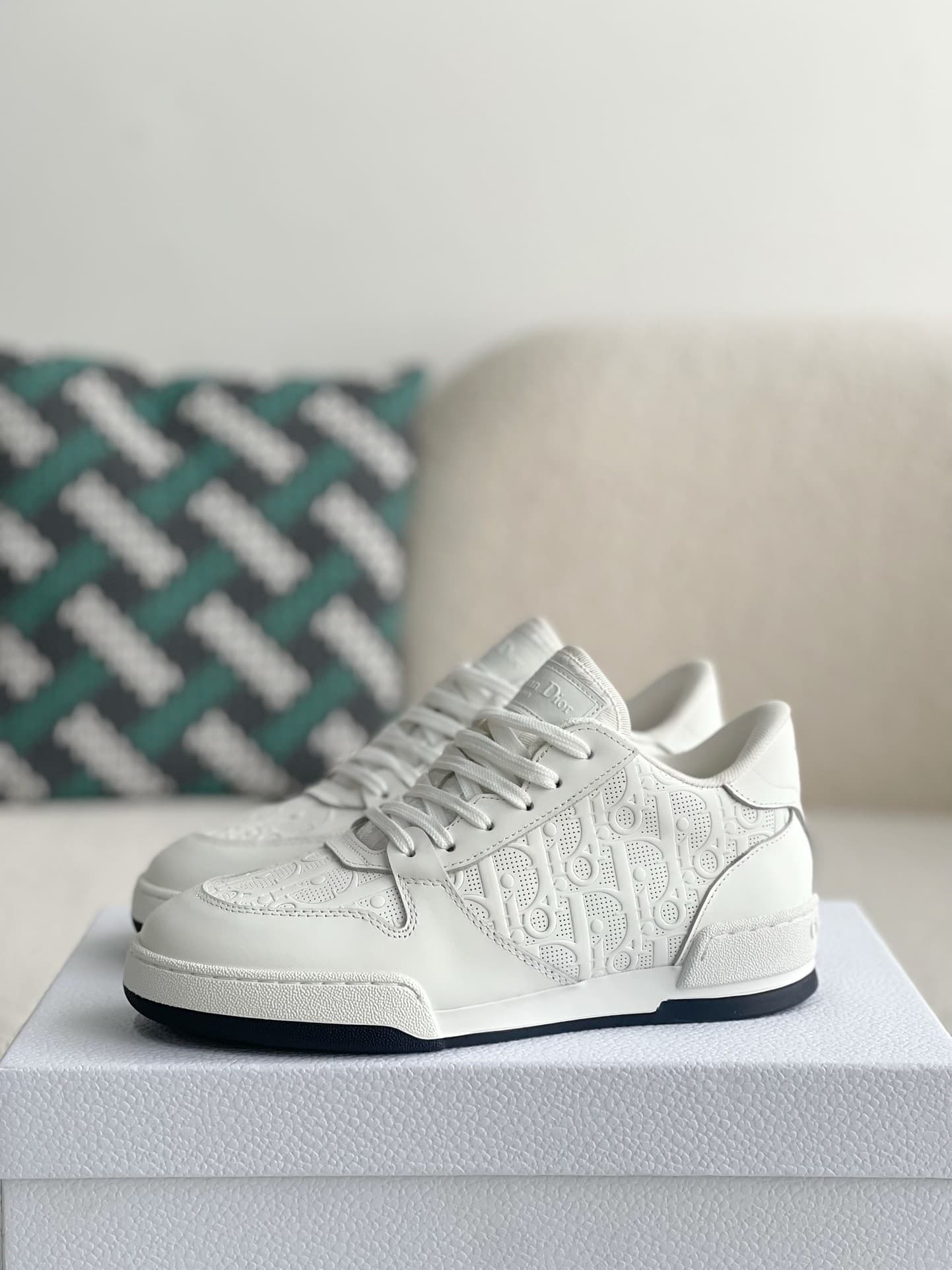 DR Sneakers