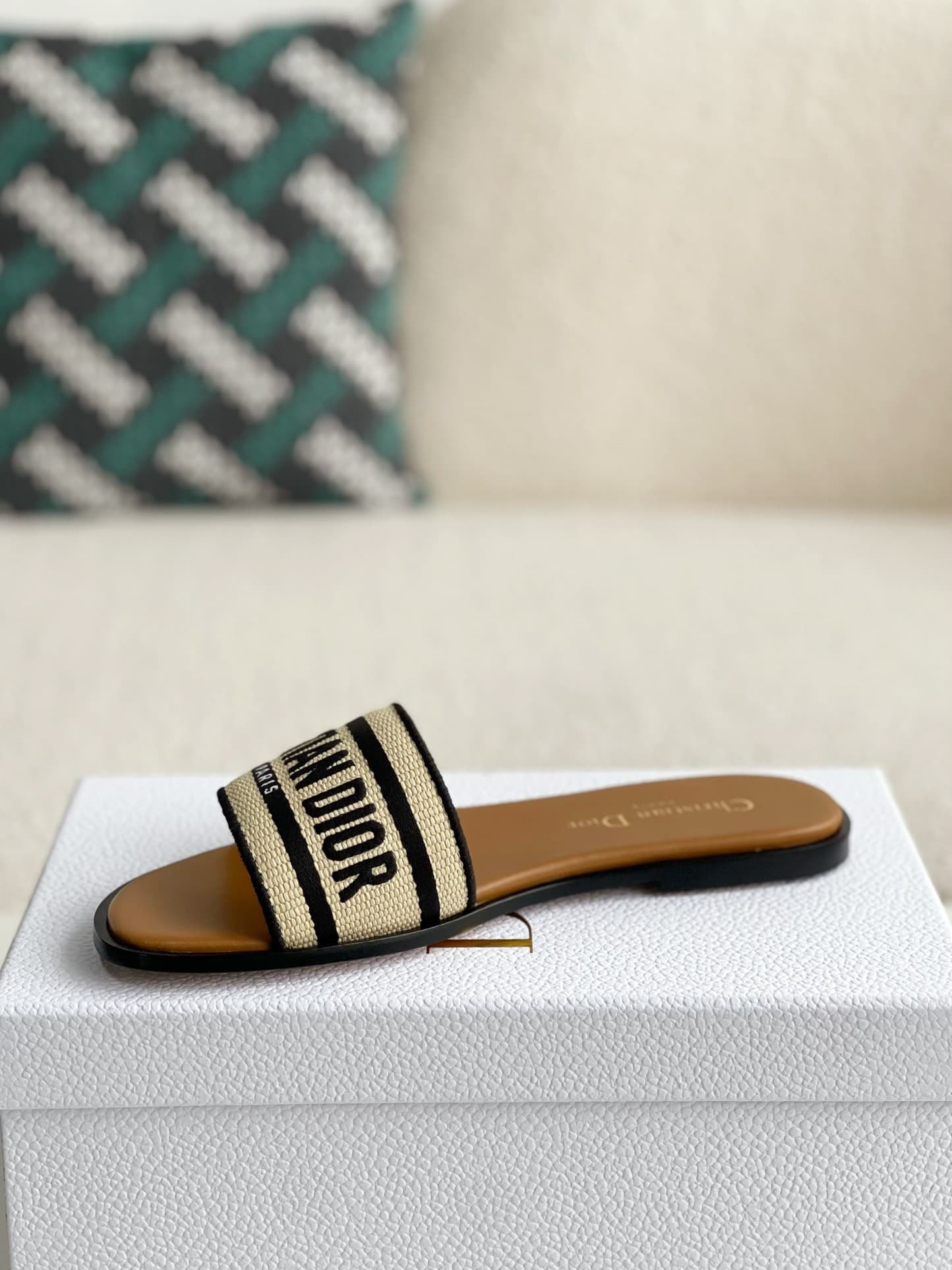 DR women's slippers