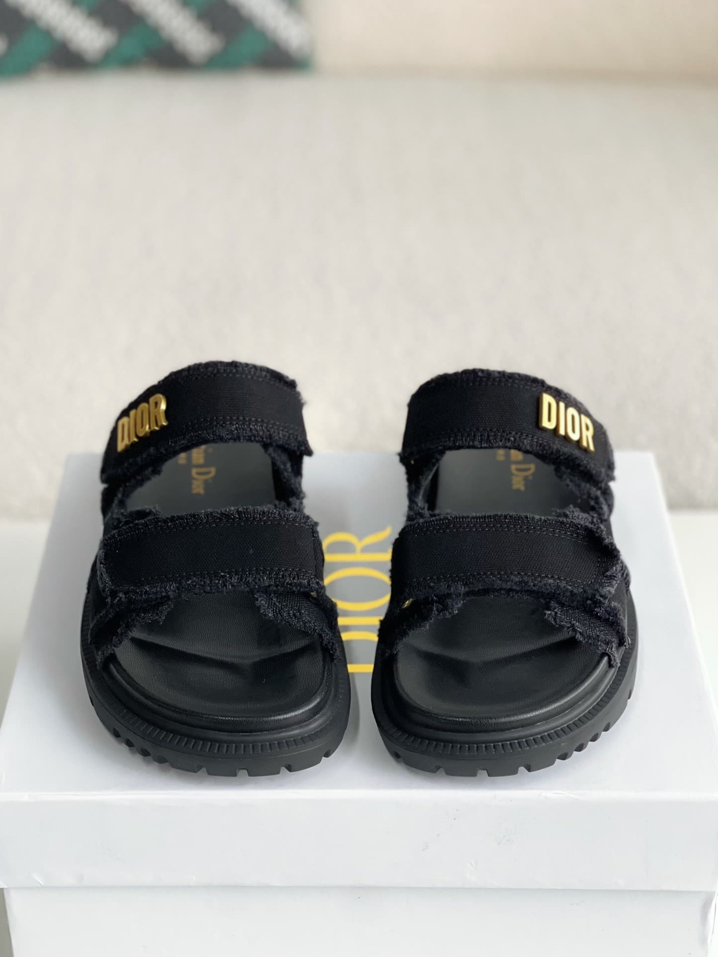 DR A word sandal