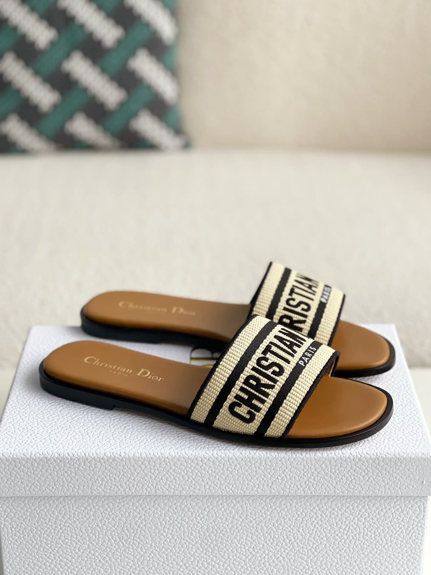 DR women's slippers