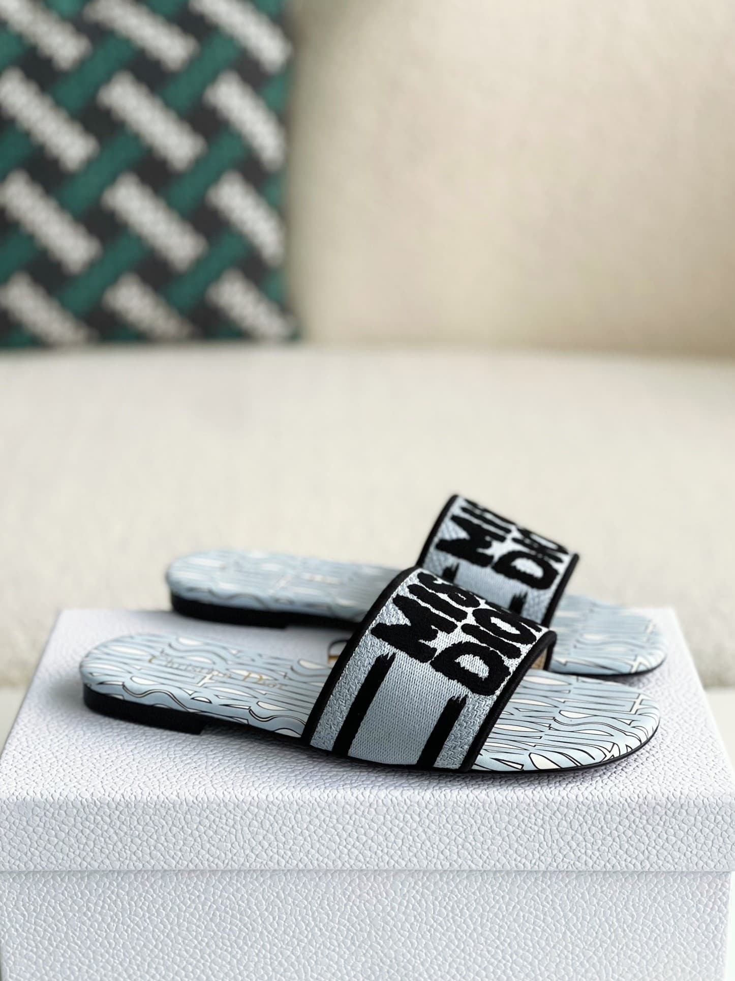 DR women's slippers