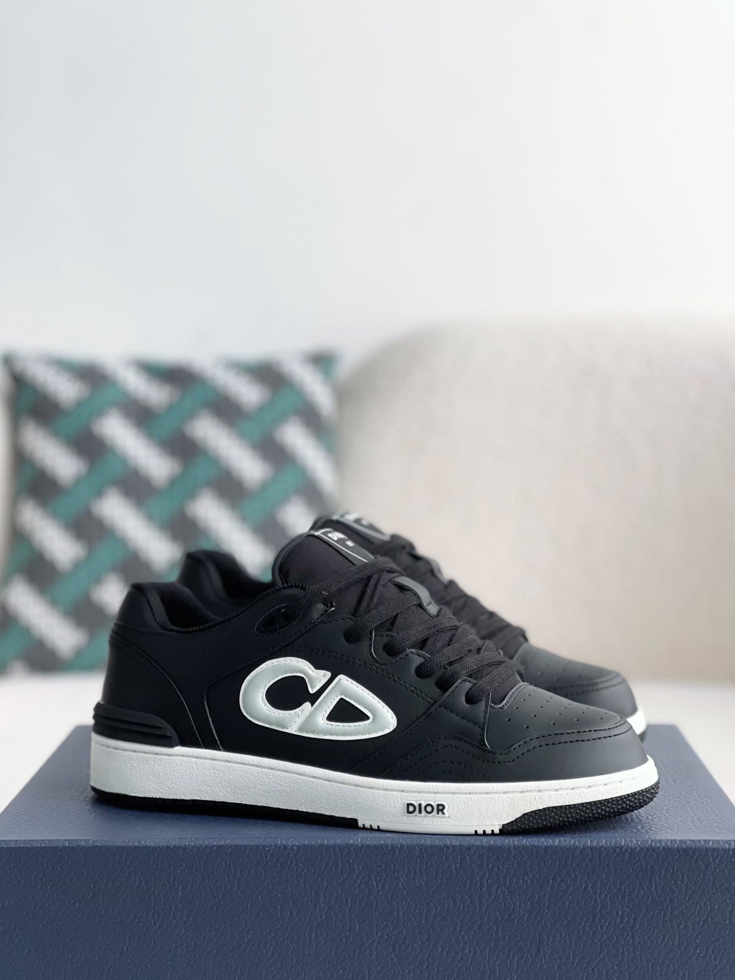 DR B57 Sneakers