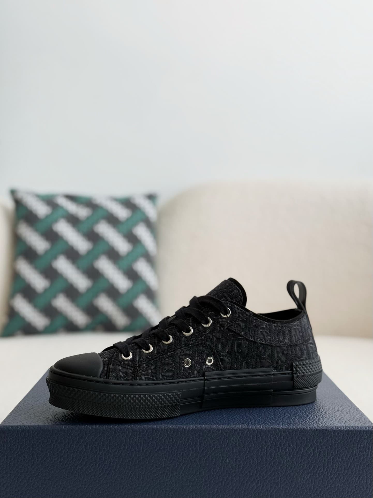 DR B23 logo print low top sneakers