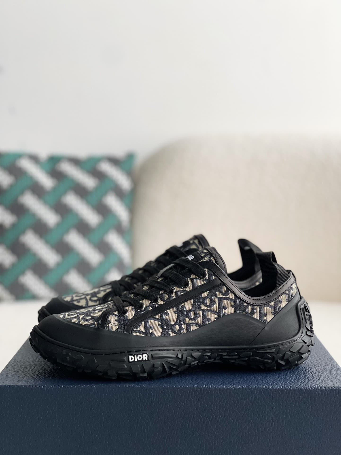 DR B28 low-top sneakers