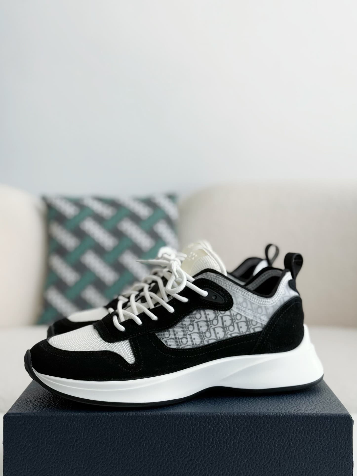 DR B25 Sneakers