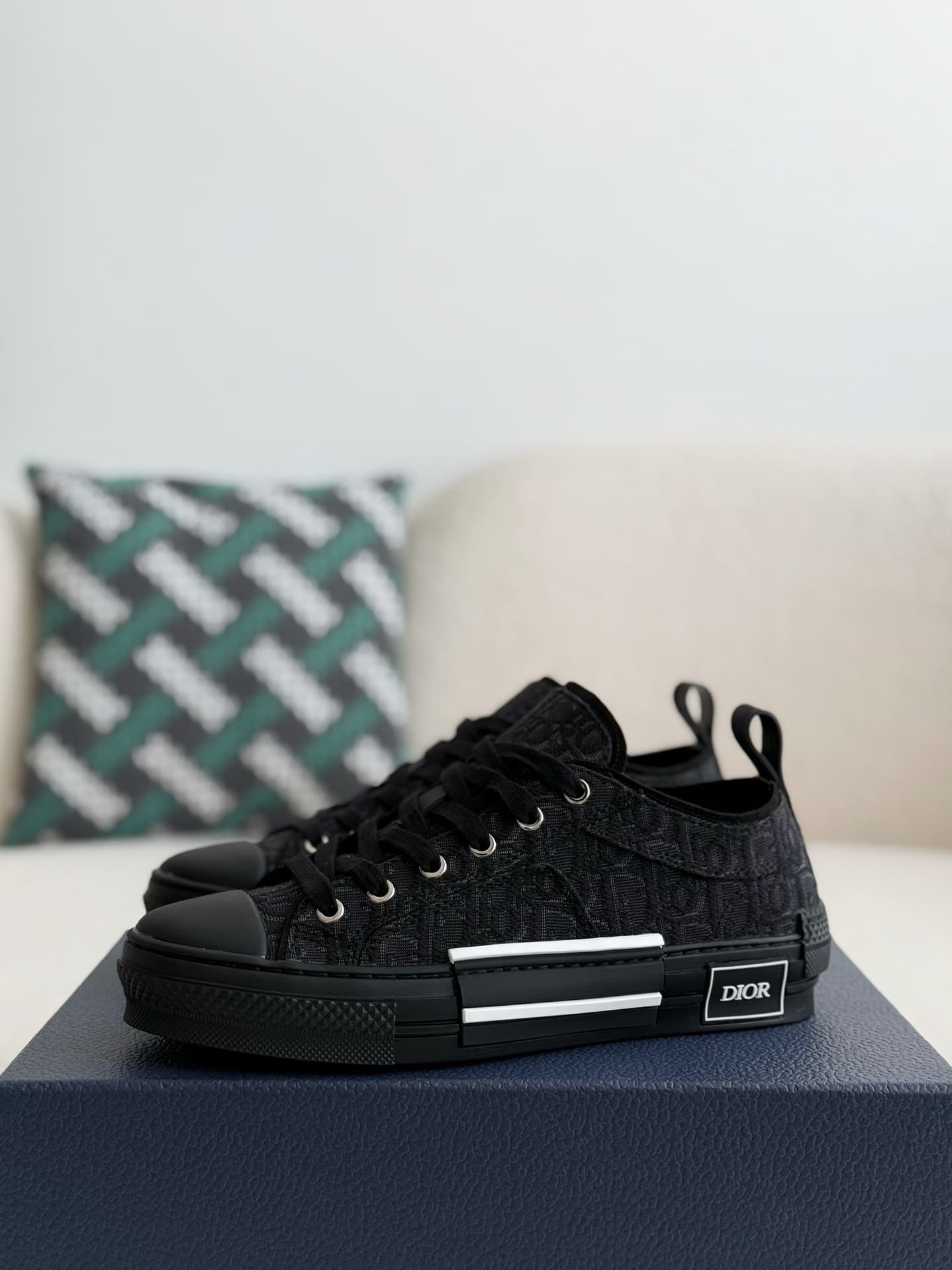 DR B23 logo print low top sneakers
