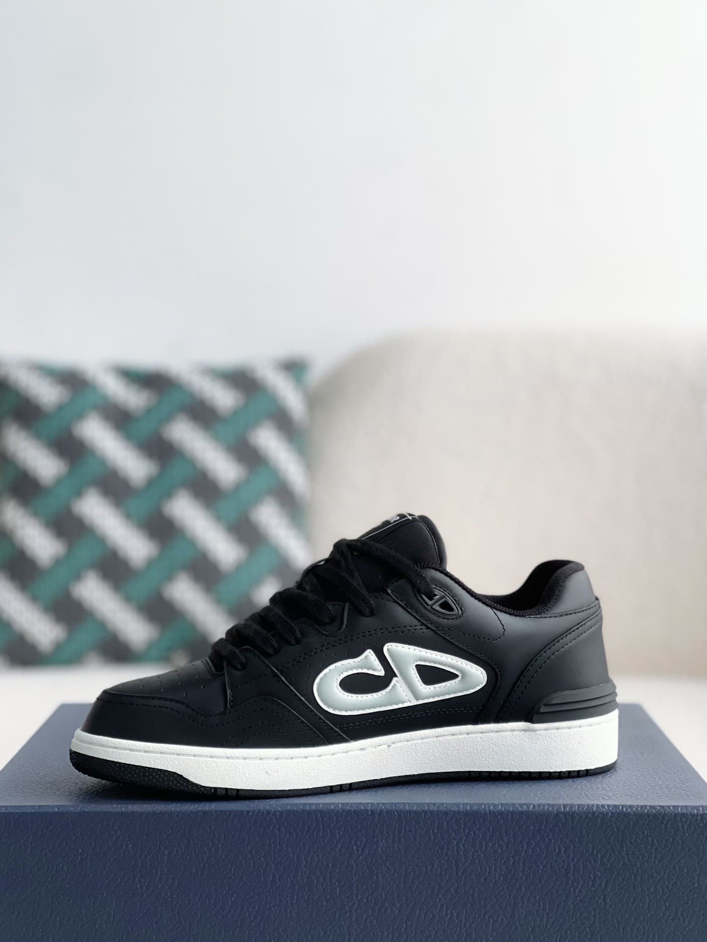 DR B57 Sneakers