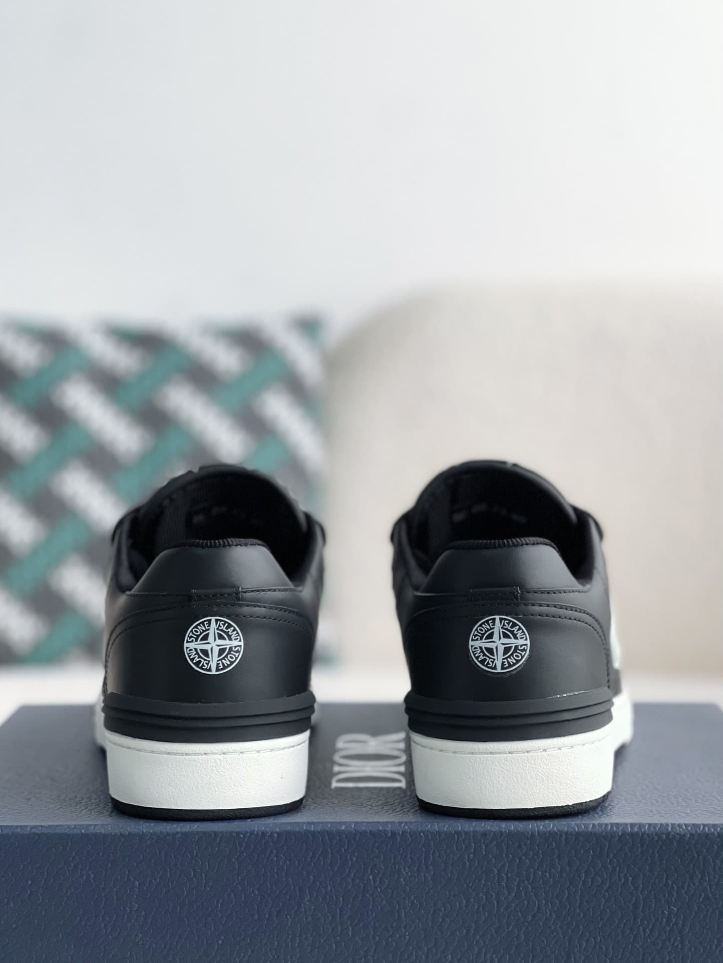 DR B57 Sneakers