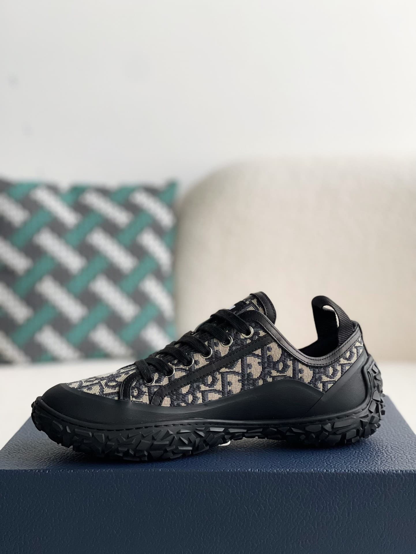 DR B28 low-top sneakers