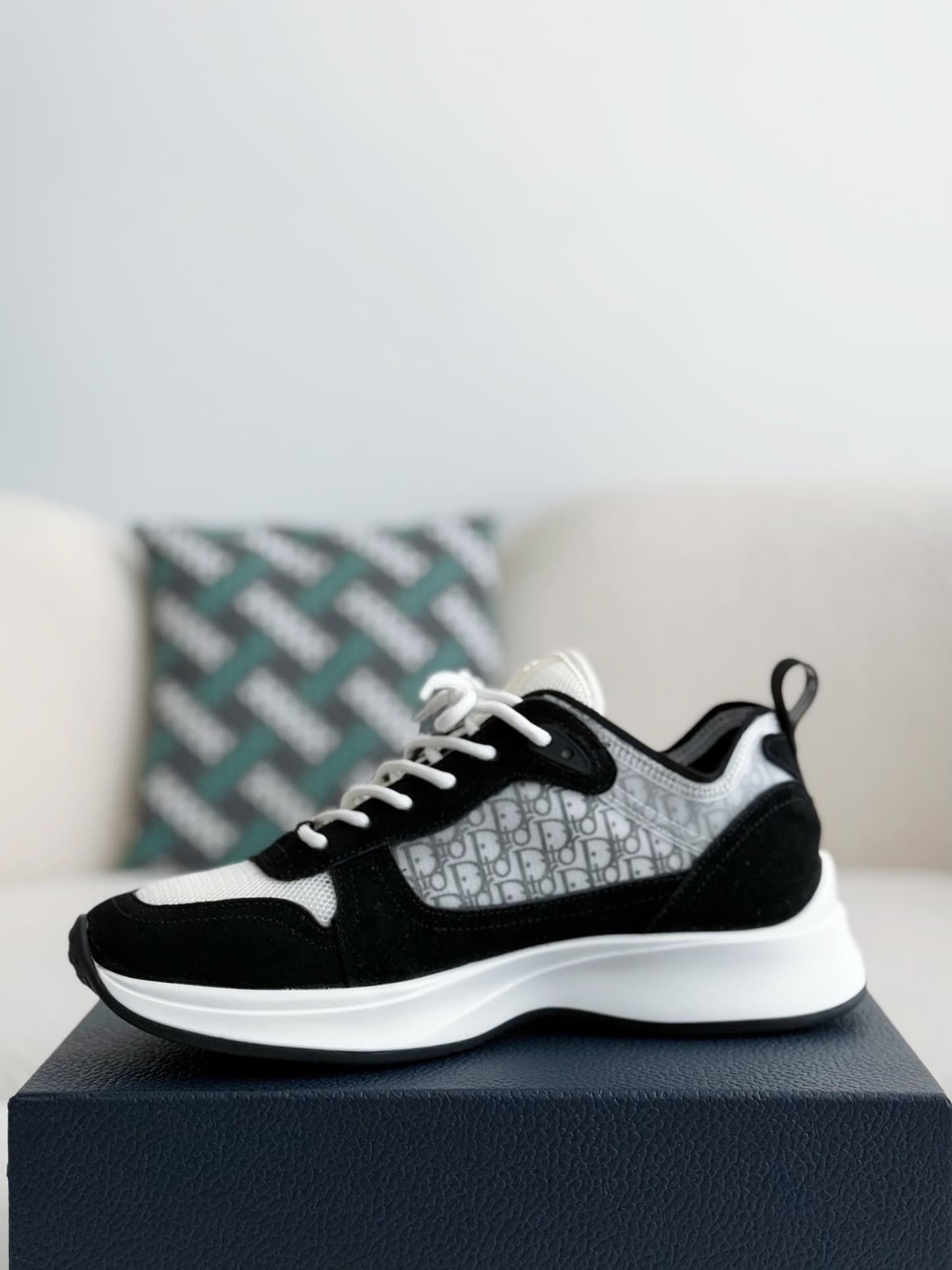 DR B25 Sneakers