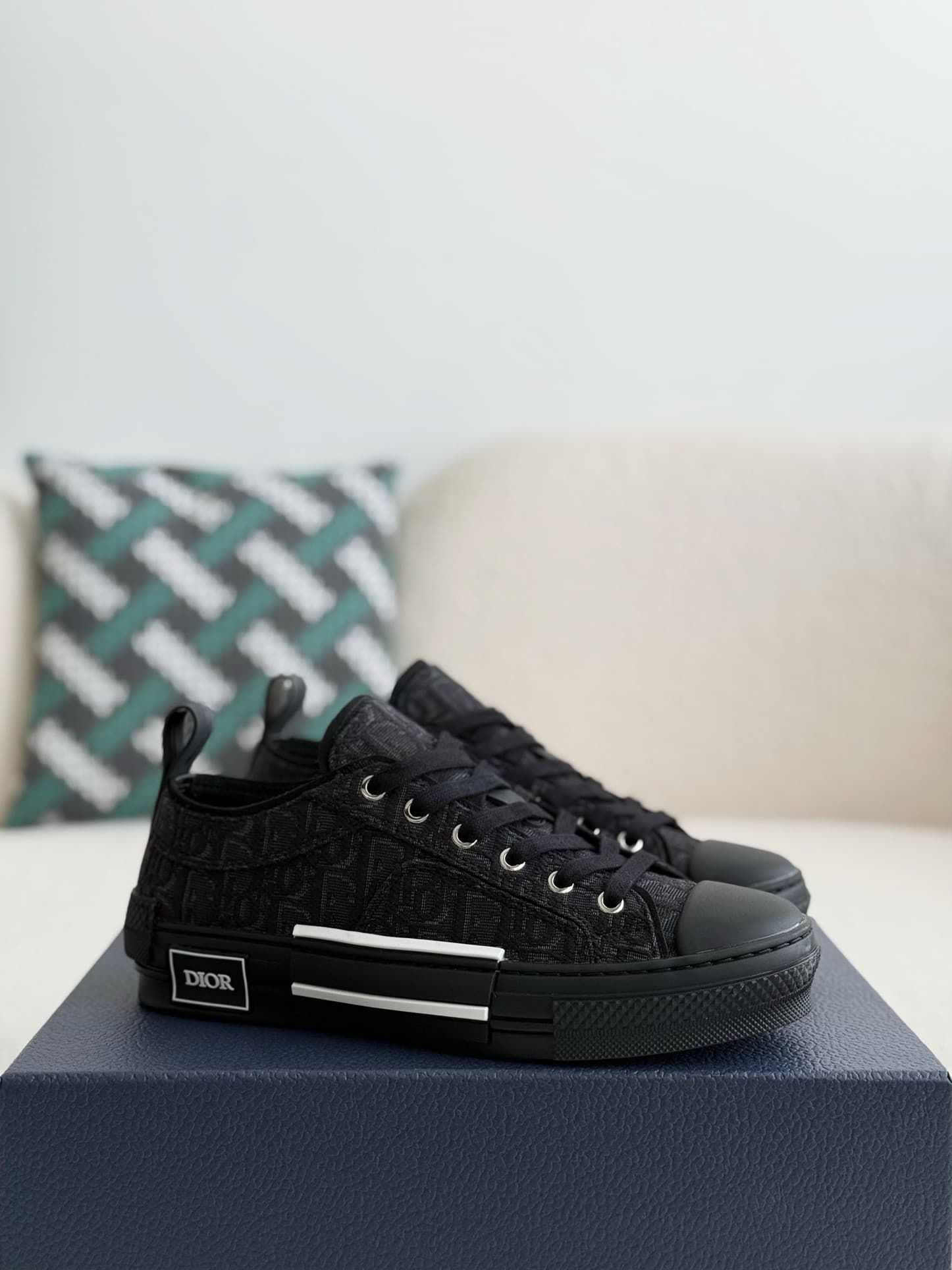 DR B23 logo print low top sneakers