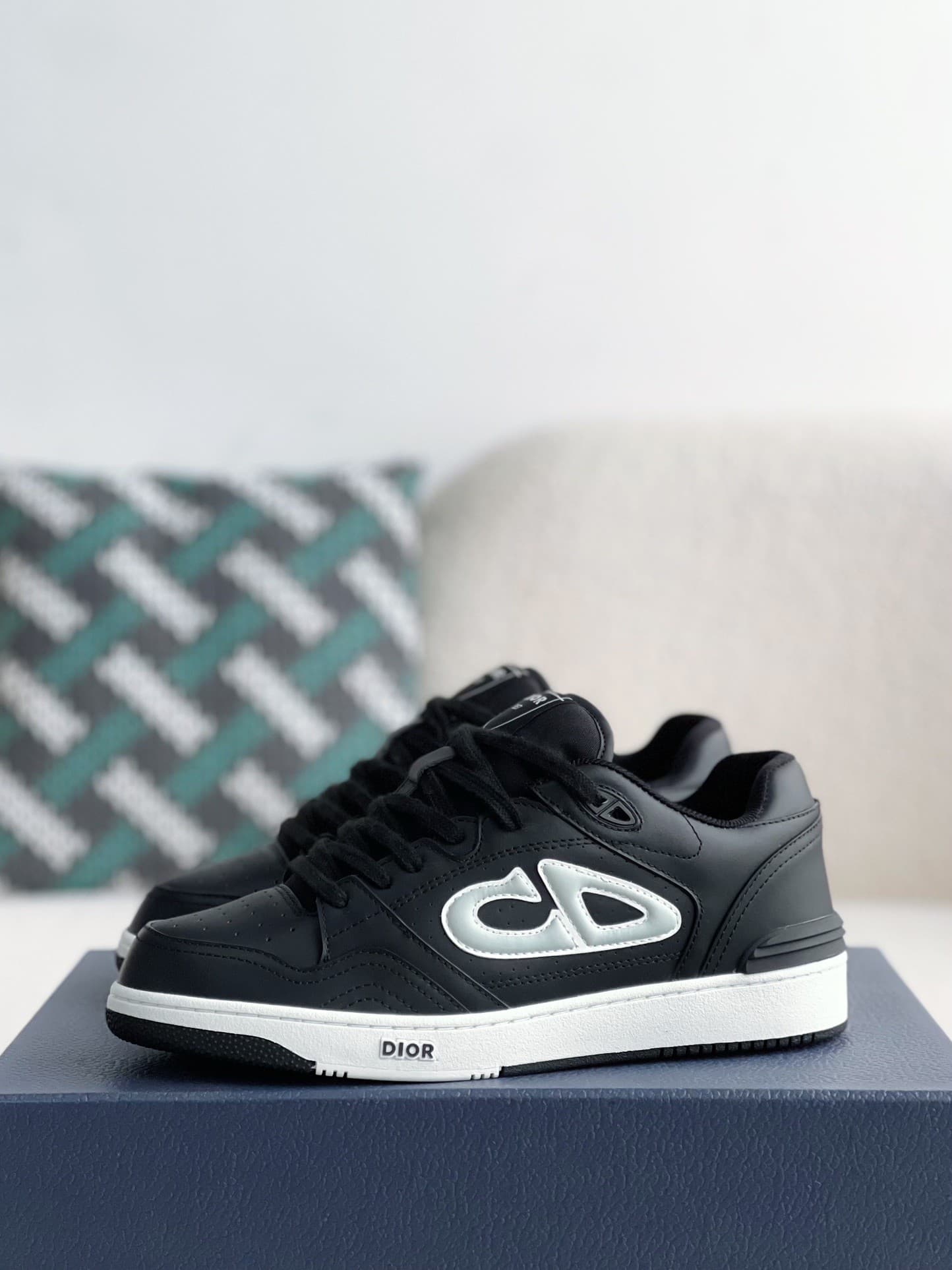 DR B57 Sneakers