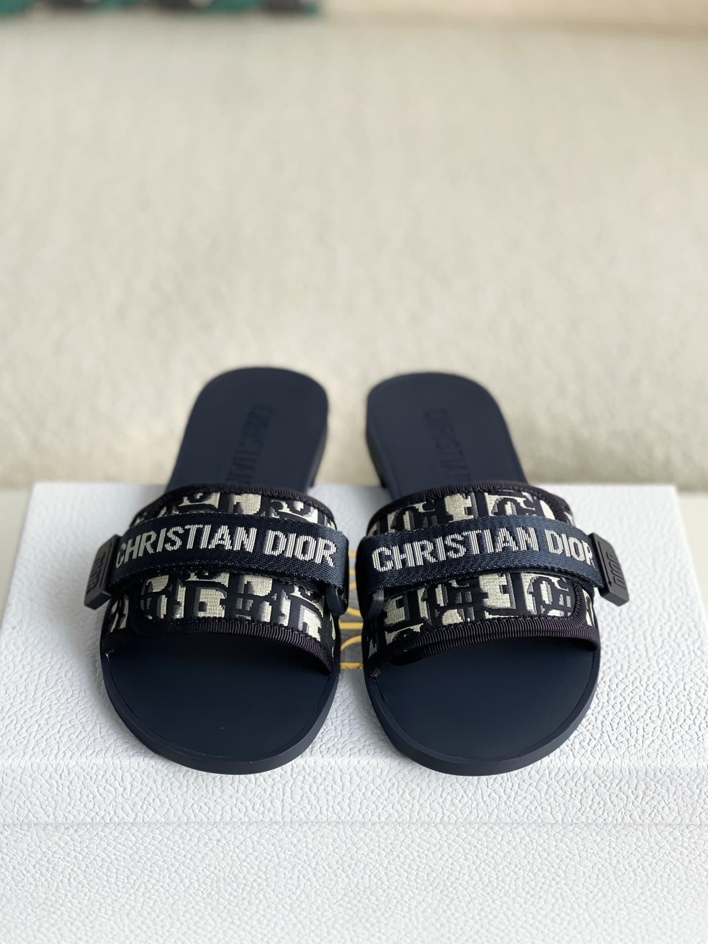 DR women's slippers