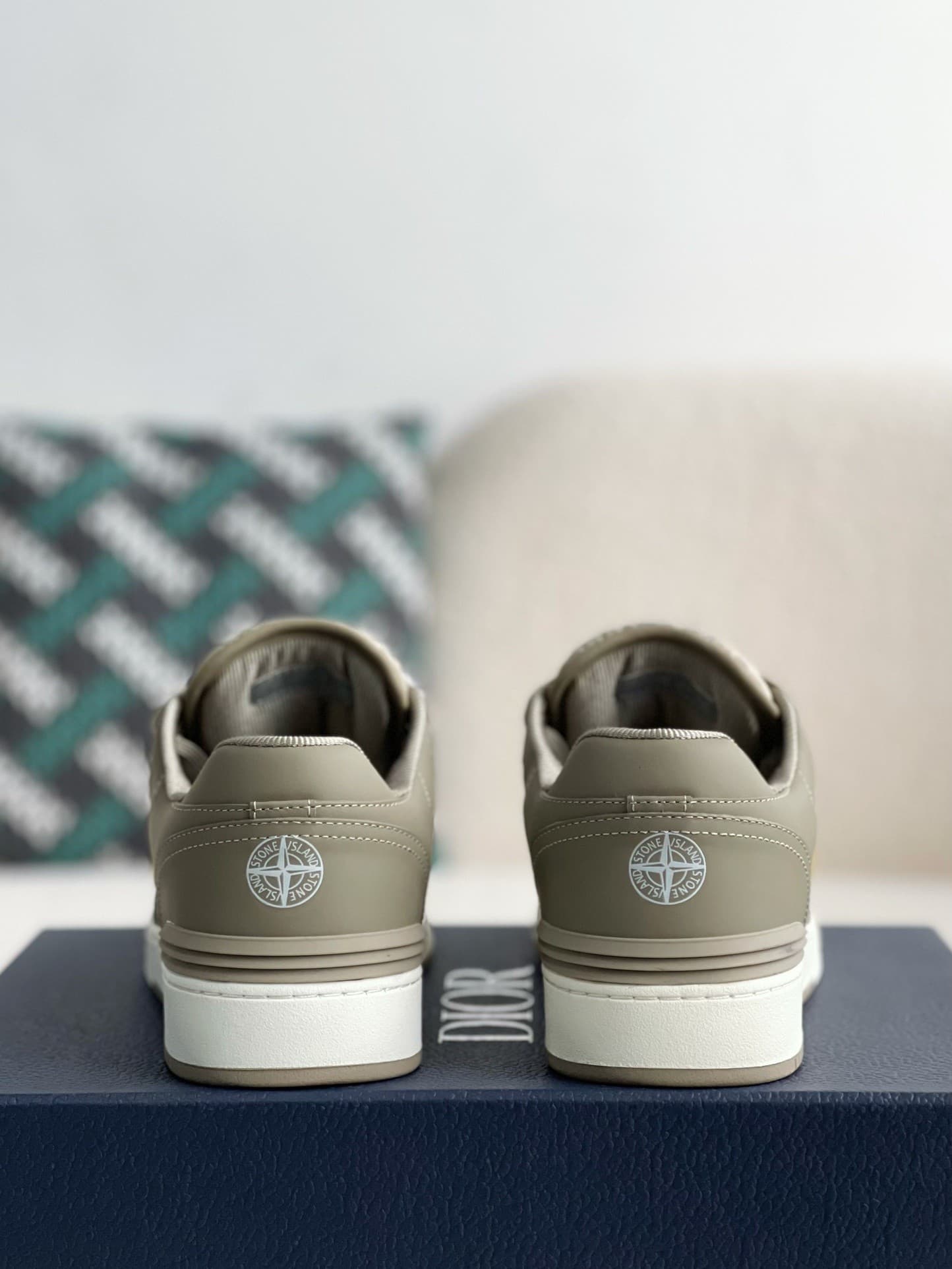 DR B57 Sneakers