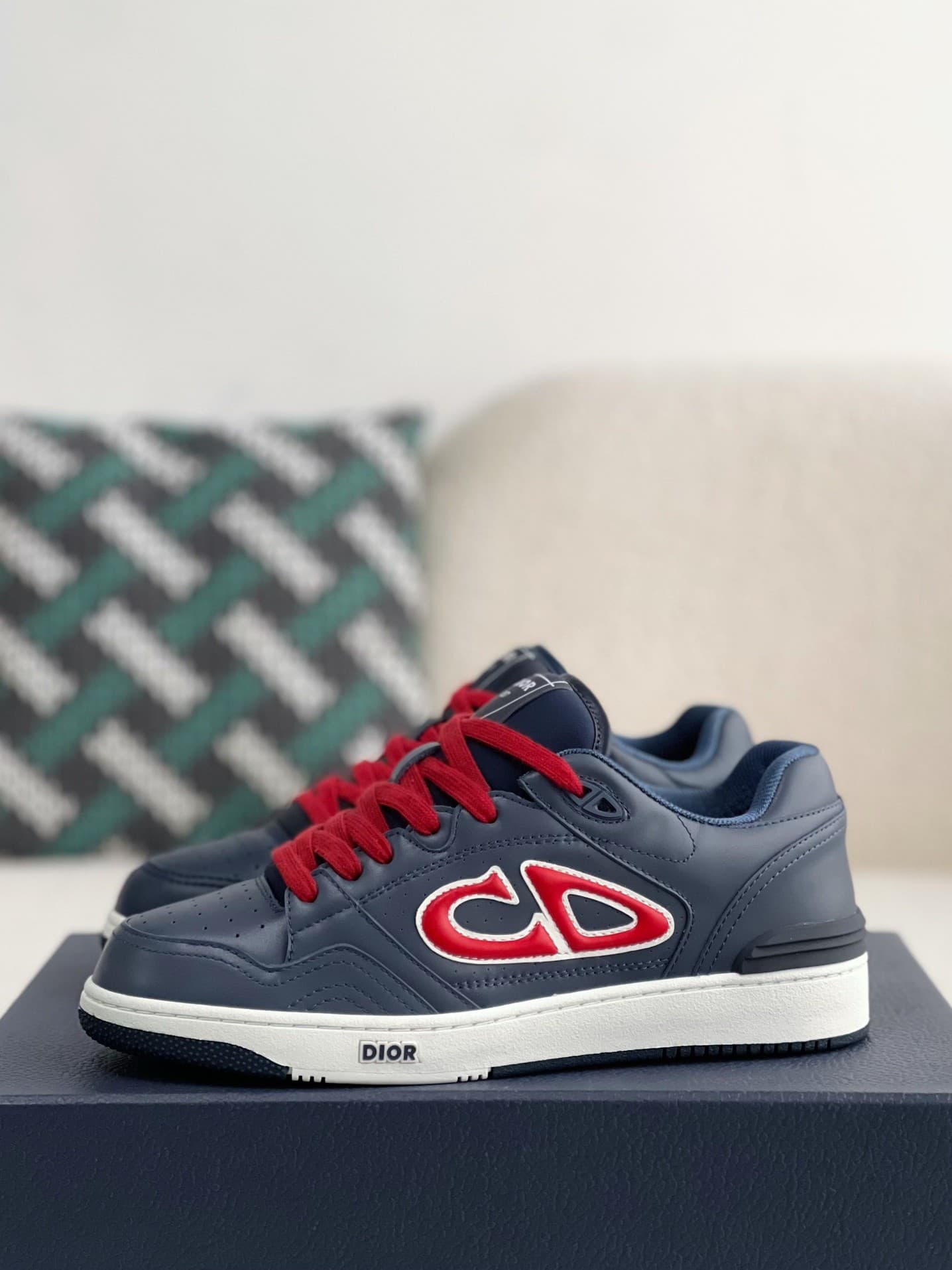 DR B57 Sneakers